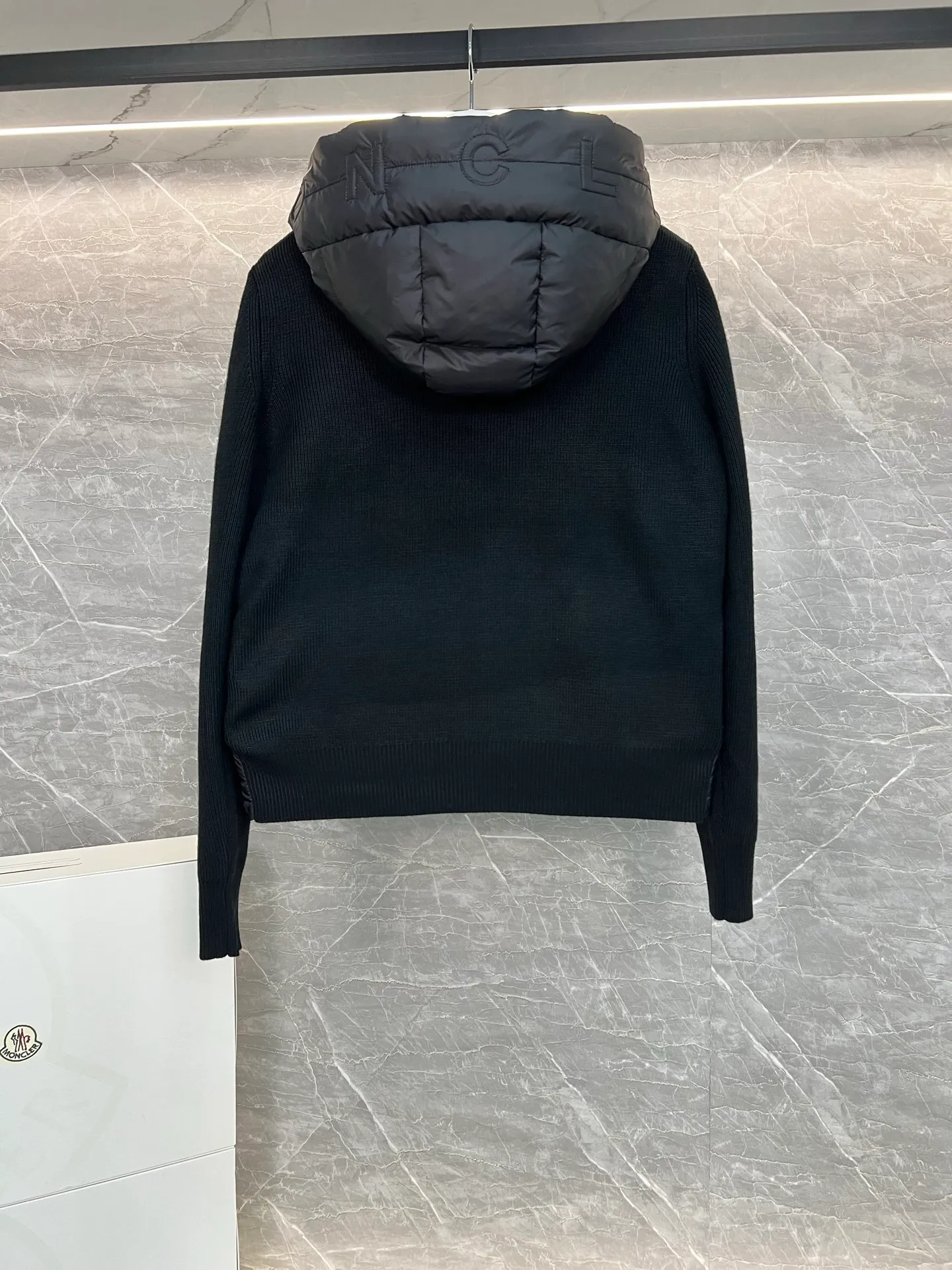 P720 Monc1er/Mongolian* wool sleeve men's patchwork hooded brim letter knitted down jacket ‼ ️Exclusive model, exclusive release‼ ️ Size: M L  Selling Points: Wool splicing hooded zipper men's down jacket lined with 90 white duck down ➕ virgin wool 100% + nylon fabric Moncler down jacket men's wool splicing hooded knitted men's down jacket New product for autumn and winter inner wear!!! In fact, down in China is a basic style in black, it can be worn alone or layered, it will be more layered!!! Autumn wear is very elegant! The texture is amazing, the velvet is large, delicate and stemless, and full of fluffiness! The amount of filling is sufficient, and the thermal insulation performance is not to mention!!! It is windproof and warm, eliminating any possibility of velvet running. It feels silky and soft, and the stiffness is also very light. This is the time to prepare it! It doesn't look bloated at all, not to mention the design!!! The black classic is easy to match and not old-fashioned, and the decorative design with this hooded webbing on the configuration shows the temperament and charm of a man!