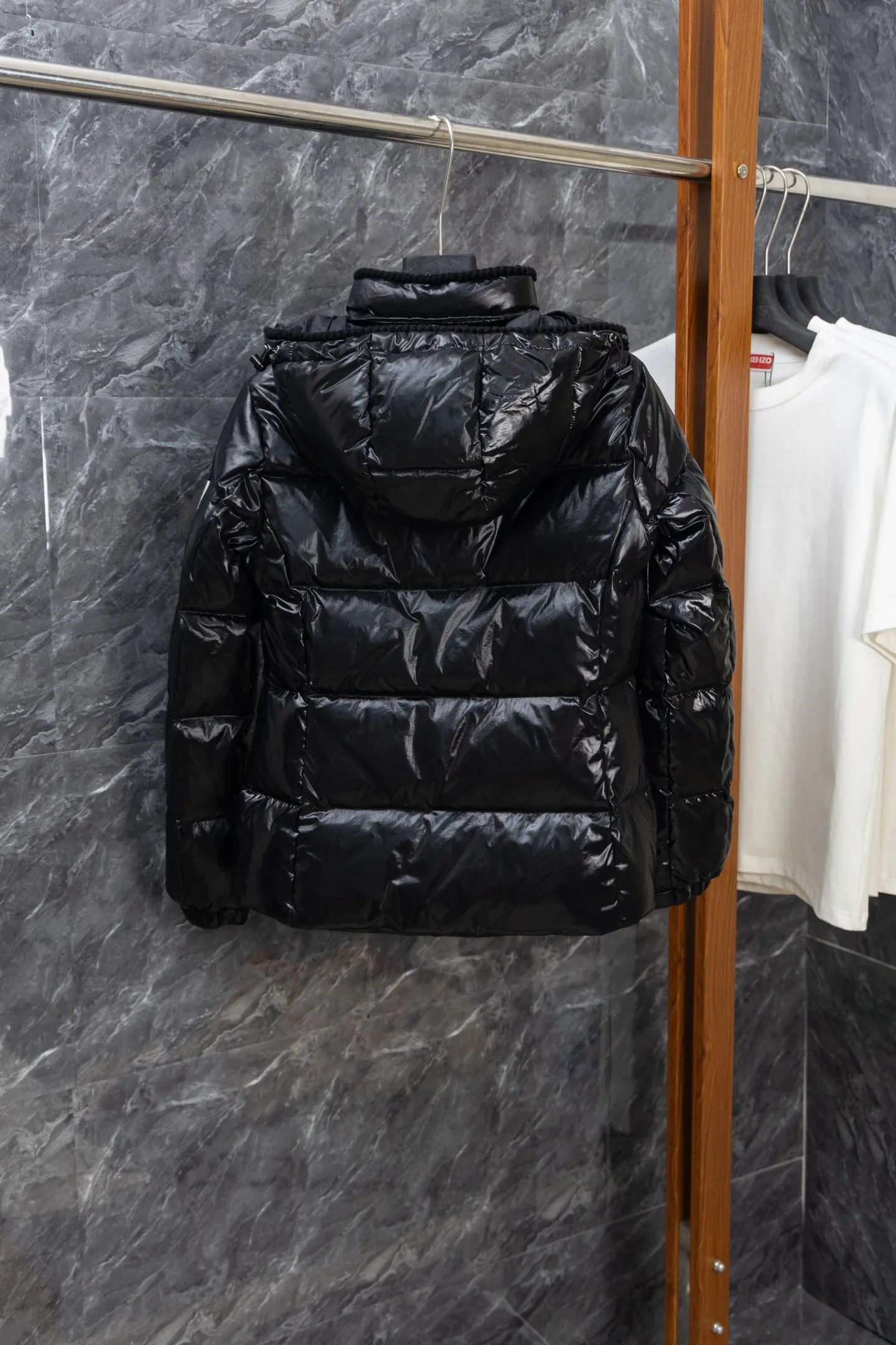 P900 Model No. J0177 MONCLER 25 high-definition woven hooded short down jacket. Uses 340 grams of down filling. Clear threading. Uses 10,000-needle embroidery. Original order customization 1:1 with smooth and delicate lines. Better texture. Not easy to deform, not easy to shrink, not easy to fade. Maintains long-lasting beauty. Color: Black, Milky White, Haze Blue, Size S-XL