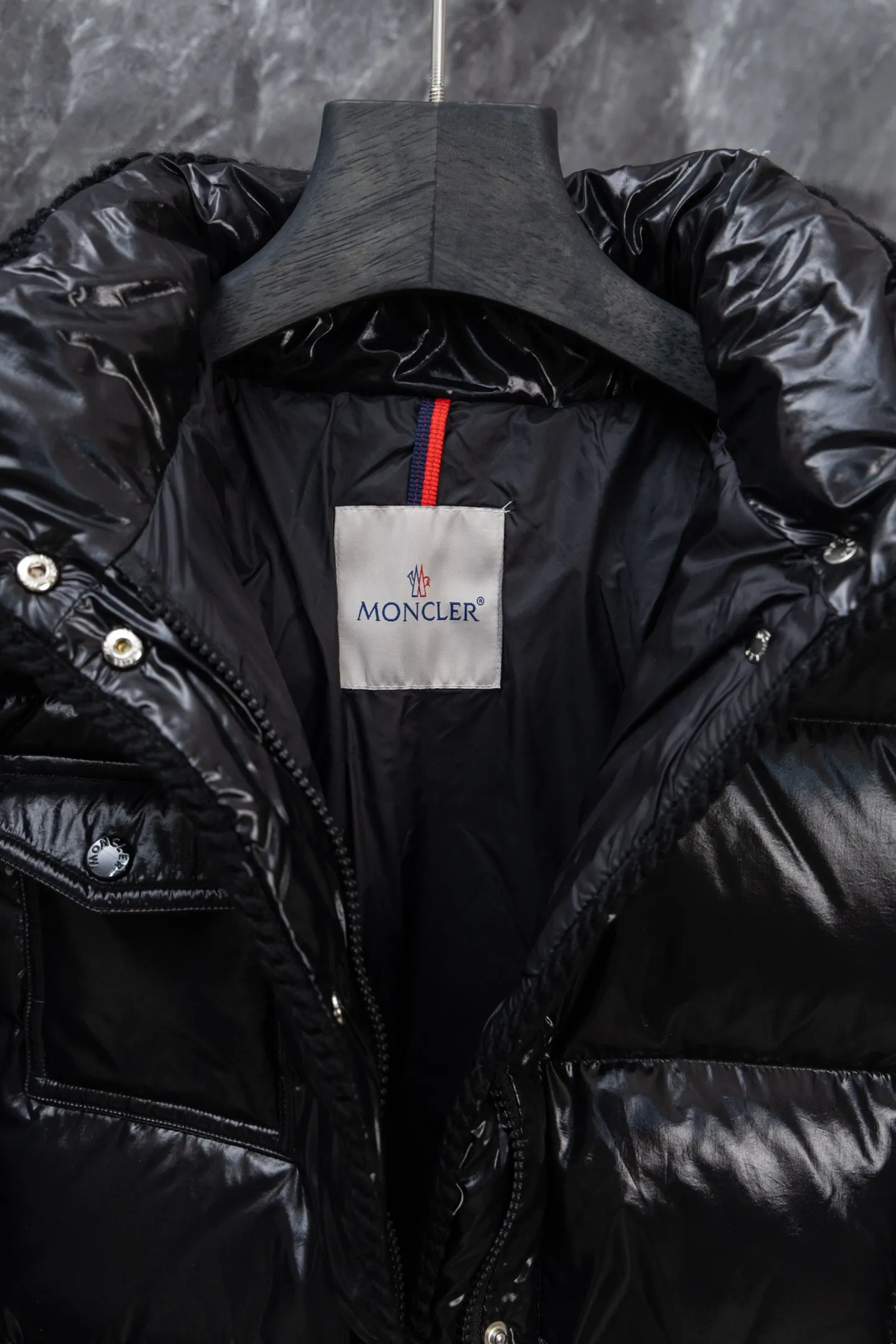 P900 Model No. J0177 MONCLER 25 high-definition woven hooded short down jacket. Uses 340 grams of down filling. Clear threading. Uses 10,000-needle embroidery. Original order customization 1:1 with smooth and delicate lines. Better texture. Not easy to deform, not easy to shrink, not easy to fade. Maintains long-lasting beauty. Color: Black, Milky White, Haze Blue, Size S-XL