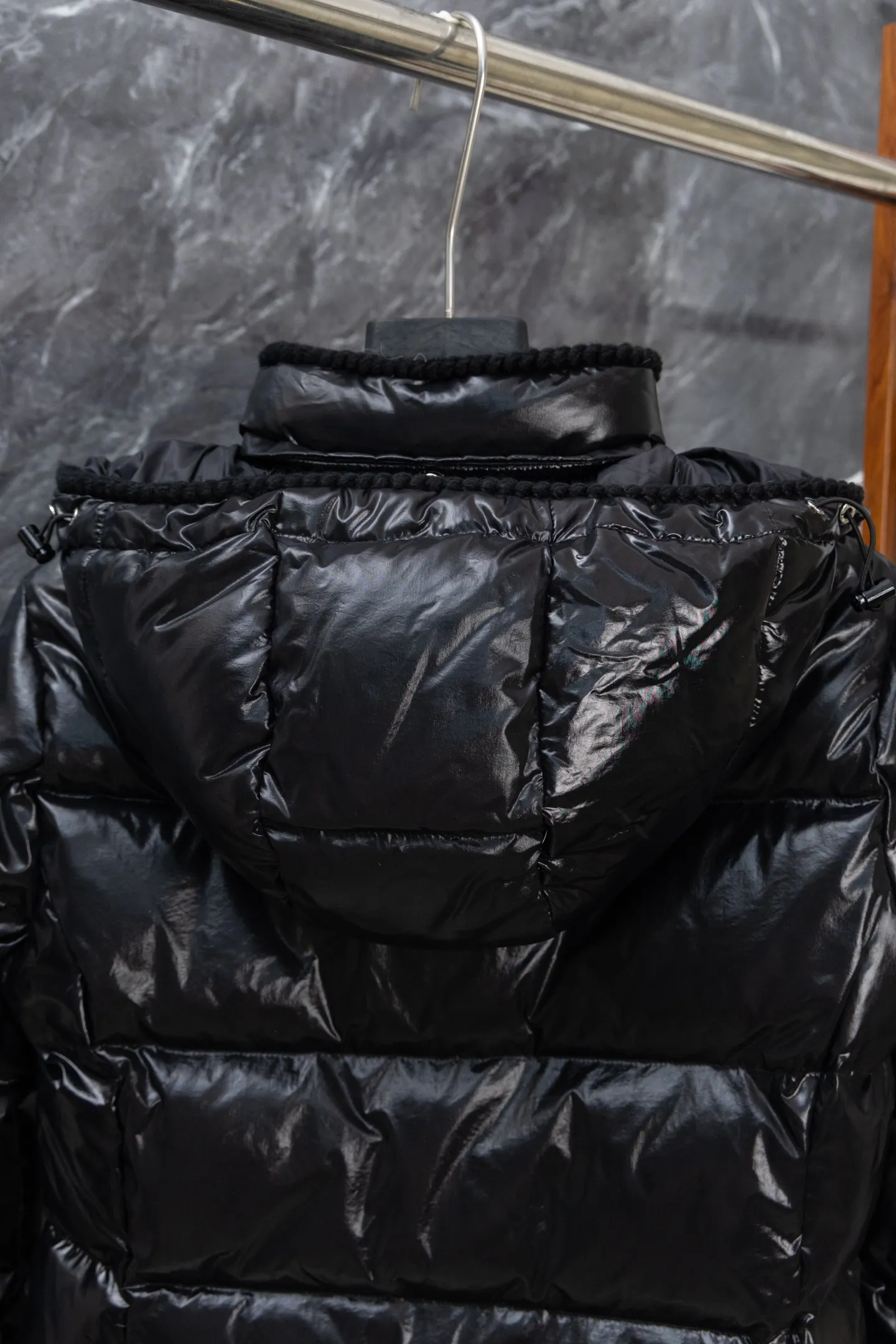 P900 Model No. J0177 MONCLER 25 high-definition woven hooded short down jacket. Uses 340 grams of down filling. Clear threading. Uses 10,000-needle embroidery. Original order customization 1:1 with smooth and delicate lines. Better texture. Not easy to deform, not easy to shrink, not easy to fade. Maintains long-lasting beauty. Color: Black, Milky White, Haze Blue, Size S-XL