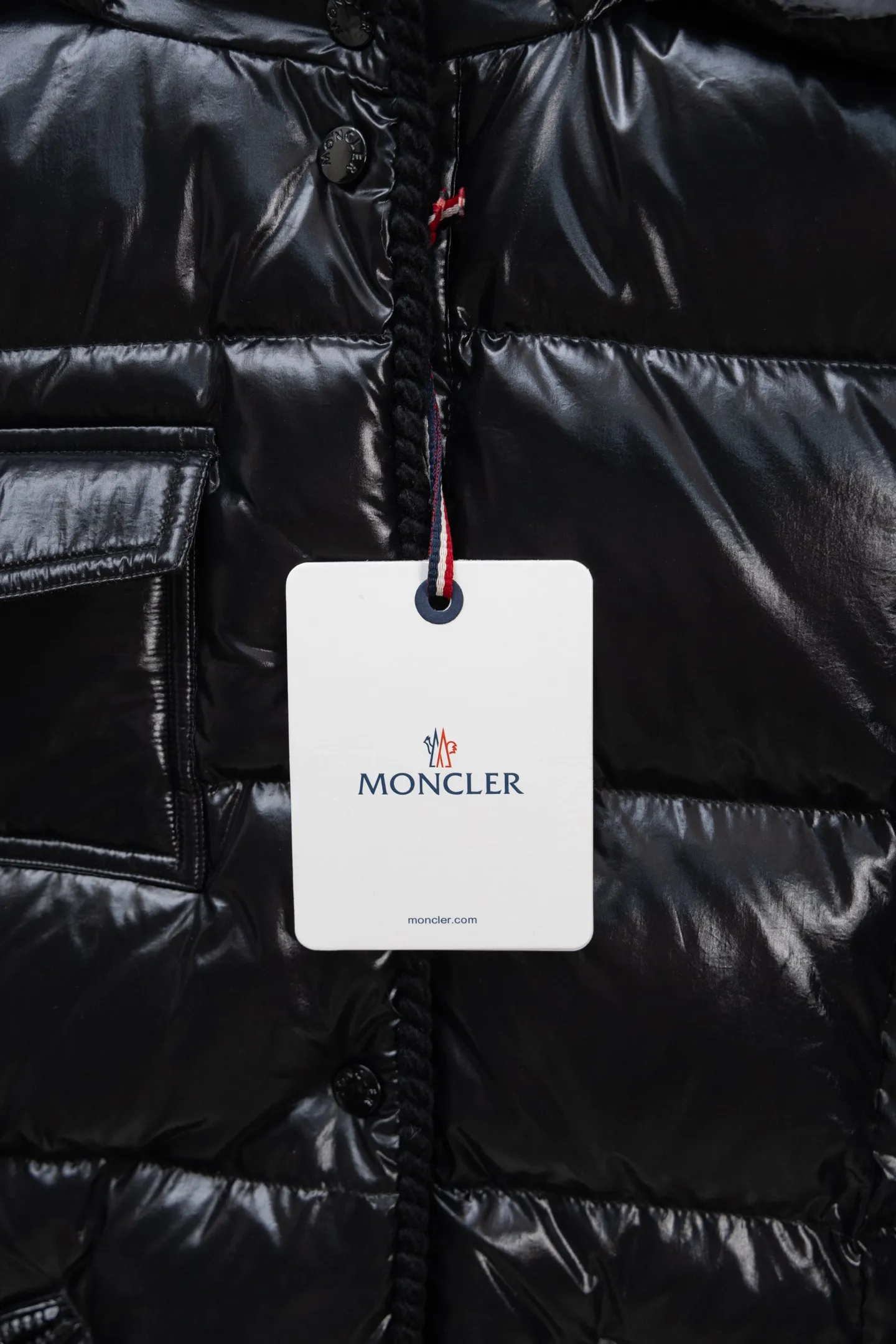 P900 Model No. J0177 MONCLER 25 high-definition woven hooded short down jacket. Uses 340 grams of down filling. Clear threading. Uses 10,000-needle embroidery. Original order customization 1:1 with smooth and delicate lines. Better texture. Not easy to deform, not easy to shrink, not easy to fade. Maintains long-lasting beauty. Color: Black, Milky White, Haze Blue, Size S-XL