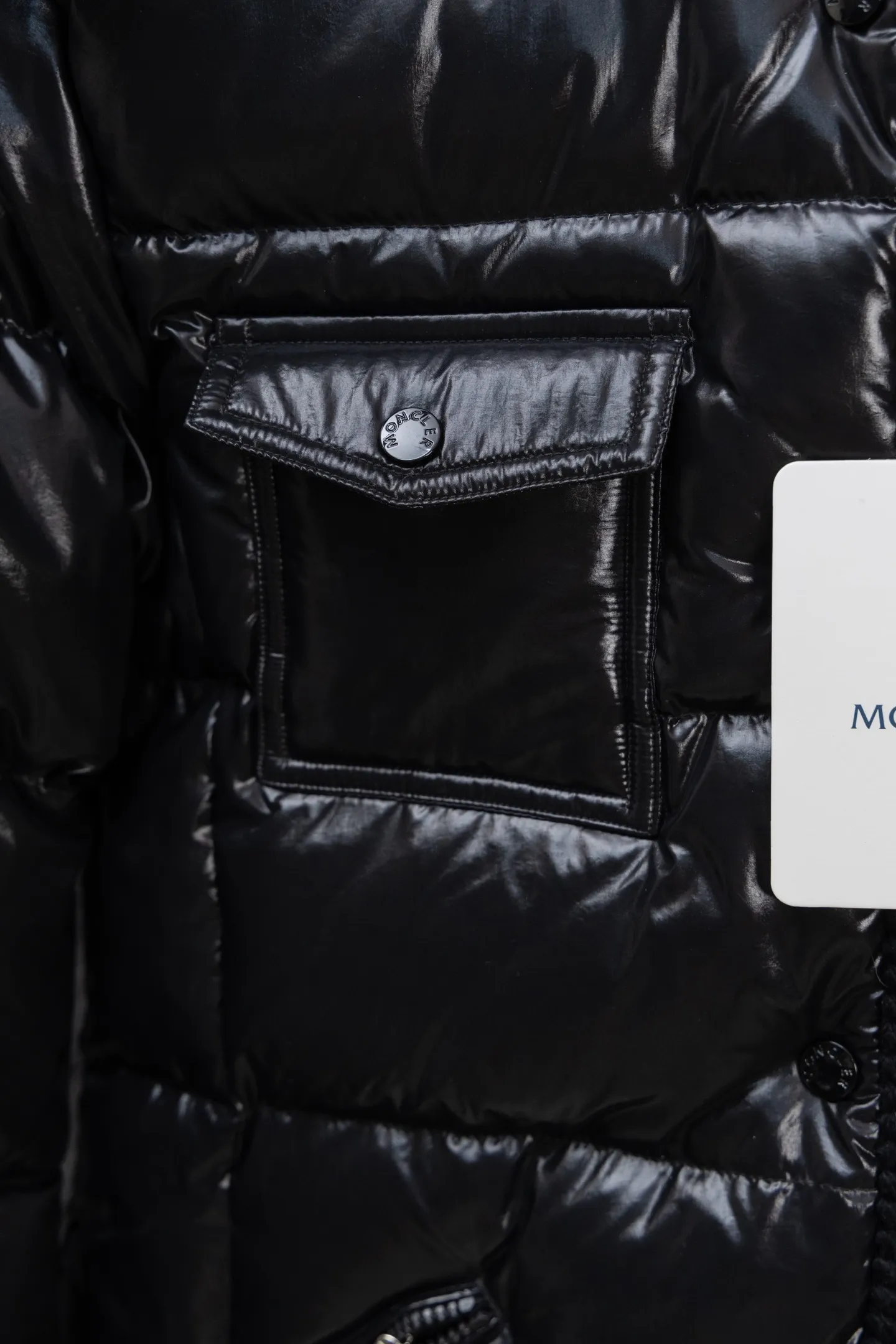 P900 Model No. J0177 MONCLER 25 high-definition woven hooded short down jacket. Uses 340 grams of down filling. Clear threading. Uses 10,000-needle embroidery. Original order customization 1:1 with smooth and delicate lines. Better texture. Not easy to deform, not easy to shrink, not easy to fade. Maintains long-lasting beauty. Color: Black, Milky White, Haze Blue, Size S-XL