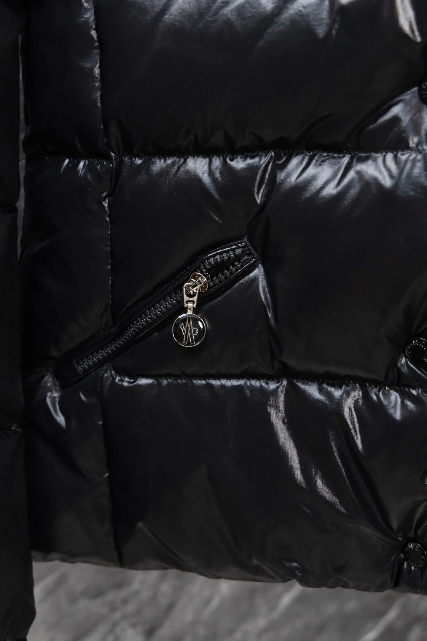 P900 Model No. J0177 MONCLER 25 high-definition woven hooded short down jacket. Uses 340 grams of down filling. Clear threading. Uses 10,000-needle embroidery. Original order customization 1:1 with smooth and delicate lines. Better texture. Not easy to deform, not easy to shrink, not easy to fade. Maintains long-lasting beauty. Color: Black, Milky White, Haze Blue, Size S-XL