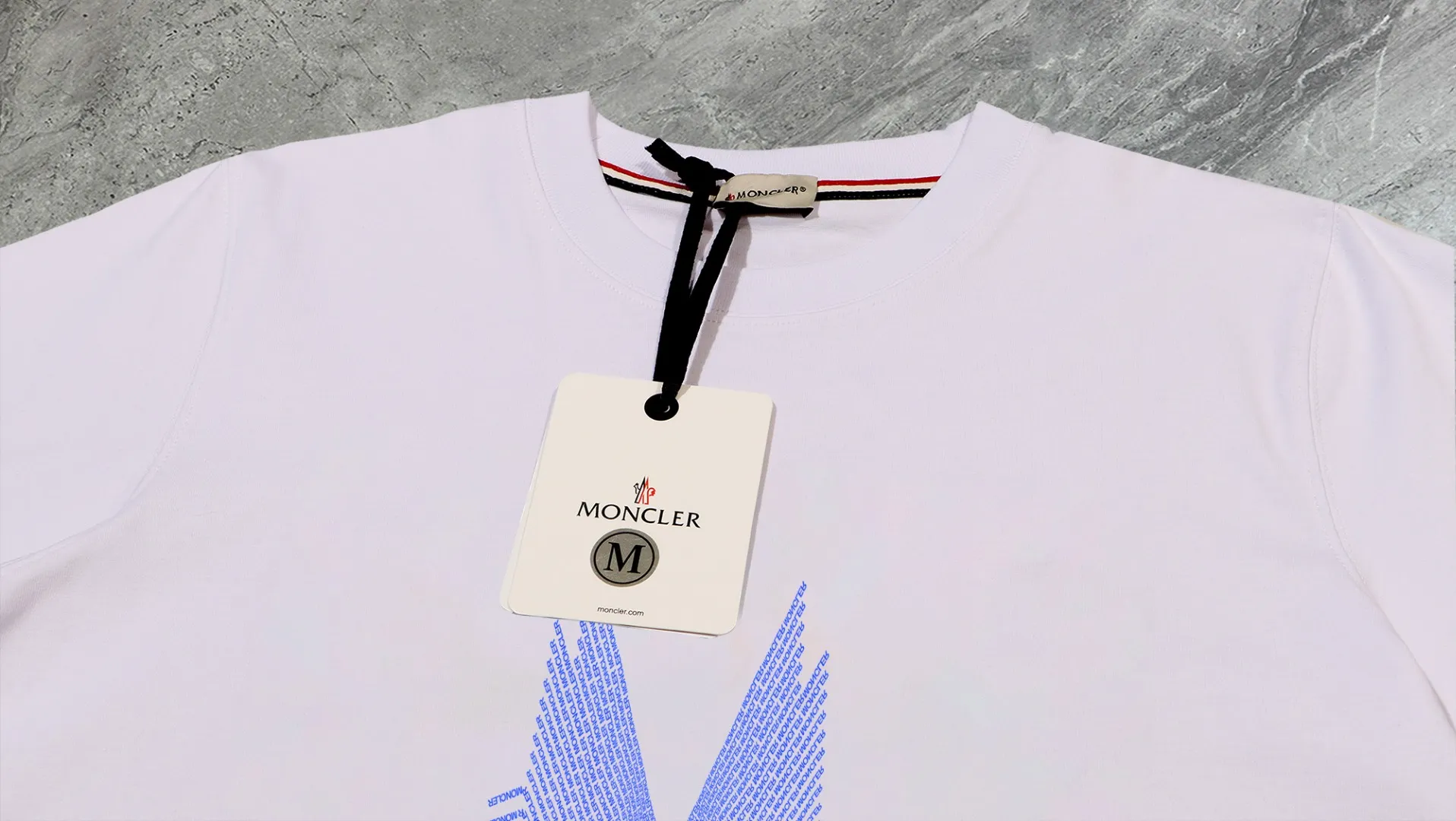 P140 💰Upgraded version "Mobile phone smart sensor ~ NFC chip armband ~ direct access to the official website for anti-counterfeiting" "Moncler ~ Mouth Mouth" 2025 new high-quality round neck short-sleeved T-shirt. The cuffs have imported embroidered labels. Customized dyeing, very comfortable to touch. Super versatile and good-looking short-sleeved. Complete with three labels. Non-market ordinary version. Feel free to compare. Quality is absolutely guaranteed! ‼ First of all, this original fabric is all custom-woven with 32-count double yarn fabric, 250G, and the weight is the same‼ Fine workmanship, double waistcoat method, double waistcoat method, double waistcoat method makes the whole dress more three-dimensional, which is not a craft that ordinary T-shirts can achieve🤪 Size: S-M-L-XL-2XL Color: black, white, apricot, same style for men and women