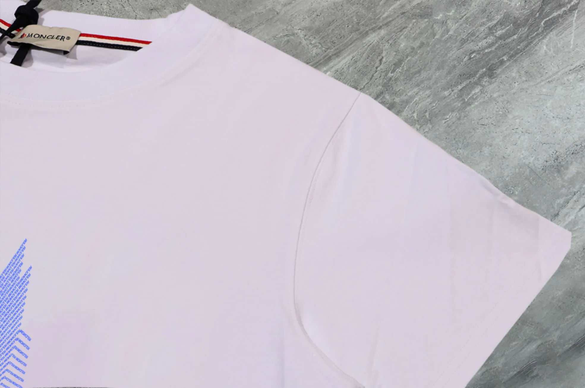 P140 💰Upgraded version "Mobile phone smart sensor ~ NFC chip armband ~ direct access to the official website for anti-counterfeiting" "Moncler ~ Mouth Mouth" 2025 new high-quality round neck short-sleeved T-shirt. The cuffs have imported embroidered labels. Customized dyeing, very comfortable to touch. Super versatile and good-looking short-sleeved. Complete with three labels. Non-market ordinary version. Feel free to compare. Quality is absolutely guaranteed! ‼ First of all, this original fabric is all custom-woven with 32-count double yarn fabric, 250G, and the weight is the same‼ Fine workmanship, double waistcoat method, double waistcoat method, double waistcoat method makes the whole dress more three-dimensional, which is not a craft that ordinary T-shirts can achieve🤪 Size: S-M-L-XL-2XL Color: black, white, apricot, same style for men and women