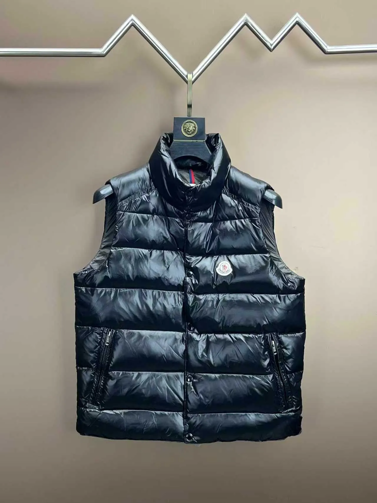 P510 🆕❤️2️⃣0️⃣2️⃣4️⃣The latest counter update moncler upgrades the new Bor me s down vest [love] This vest is made of iconic shiny lacquered nylon, with classic rectangular seams that make it stand out ✨✨✨ provides excellent protection and warmth, and the two-way zipper fly is matched with Moncler logo-shaped pulls. There is also a detachable cap with snap buttons and an elastic drawstring [Rose] [Rose] It’s full of details! Versatile, upper-body effect stir-fried chicken stick! 👍🏻 Color: black (grey lining) Size: 1-7