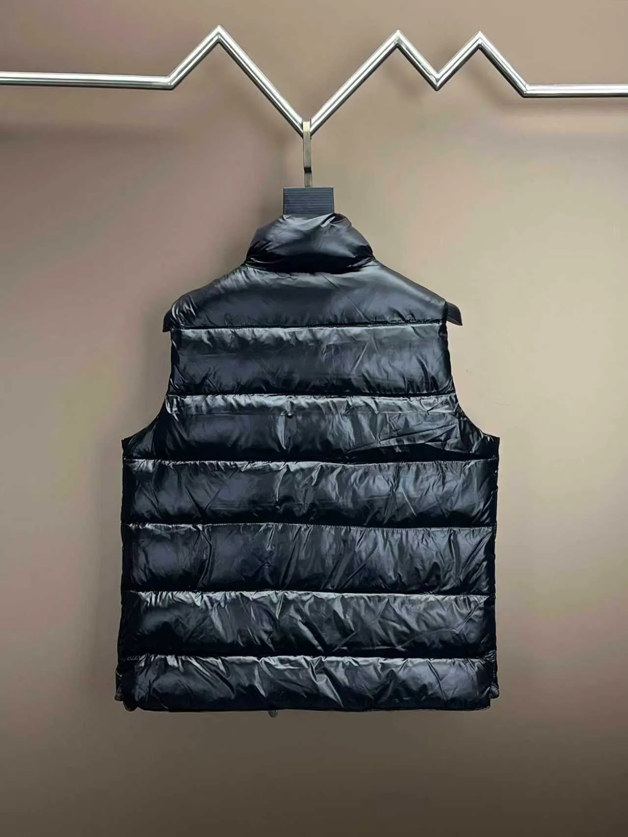 P510 🆕❤️2️⃣0️⃣2️⃣4️⃣The latest counter update moncler upgrades the new Bor me s down vest [love] This vest is made of iconic shiny lacquered nylon, with classic rectangular seams that make it stand out ✨✨✨ provides excellent protection and warmth, and the two-way zipper fly is matched with Moncler logo-shaped pulls. There is also a detachable cap with snap buttons and an elastic drawstring [Rose] [Rose] It’s full of details! Versatile, upper-body effect stir-fried chicken stick! 👍🏻 Color: black (grey lining) Size: 1-7