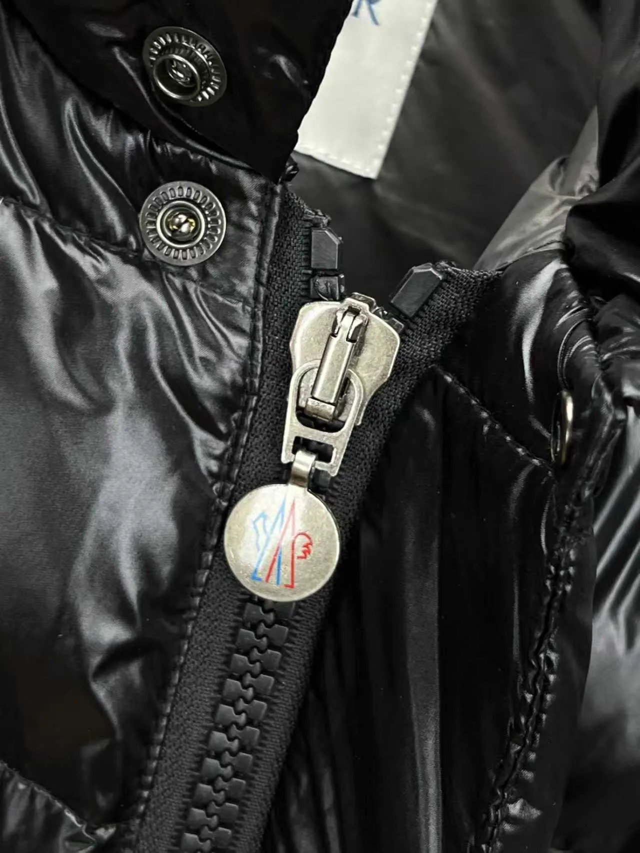P510 🆕❤️2️⃣0️⃣2️⃣4️⃣The latest counter update moncler upgrades the new Bor me s down vest [love] This vest is made of iconic shiny lacquered nylon, with classic rectangular seams that make it stand out ✨✨✨ provides excellent protection and warmth, and the two-way zipper fly is matched with Moncler logo-shaped pulls. There is also a detachable cap with snap buttons and an elastic drawstring [Rose] [Rose] It’s full of details! Versatile, upper-body effect stir-fried chicken stick! 👍🏻 Color: black (grey lining) Size: 1-7