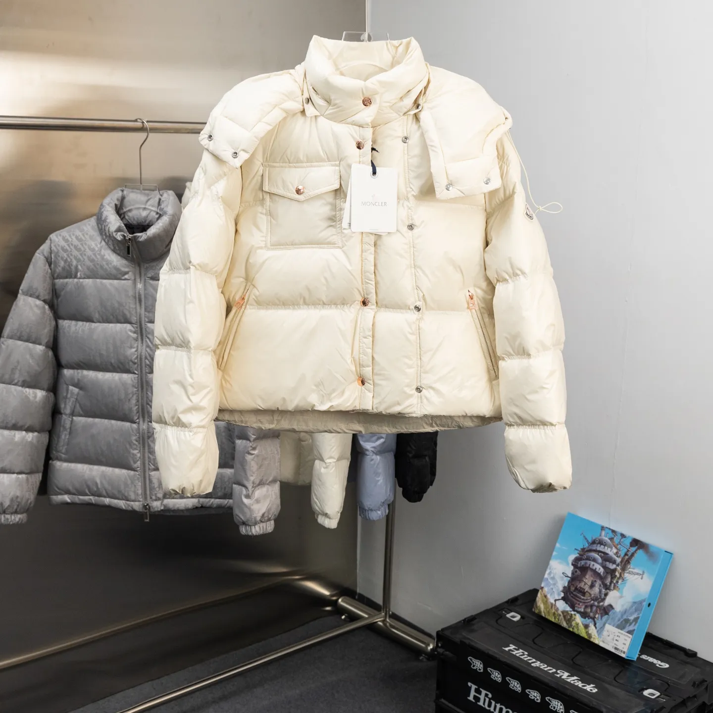 P910 Special down is coming🆕🆕🆕🆕Moncler Ere (2025 popular little puff) women's square quilted hooded short down jacket. Special goose down filling. Super full filling. It distinguishes all low-end dry versions in the market. Erea women's short down jacket is made of glossy fabrics, interpreting bold geometric designs and adding a unique style.  The Erea down jacket is a modern take on shapes and textures. Short design in functional super laqué nylon with a glossy finish. This hooded insulated piece features a double-snap closure for an asymmetrical shape. The body and sleeves are quilted in varying sizes for a geometric feel. Details •Made from super laqué fabric •Nylon lining •Down filling •Removable and adjustable hood •Zip and snap fastening •Zippered pockets •Snap studs on chest pockets •Drawstring hem
