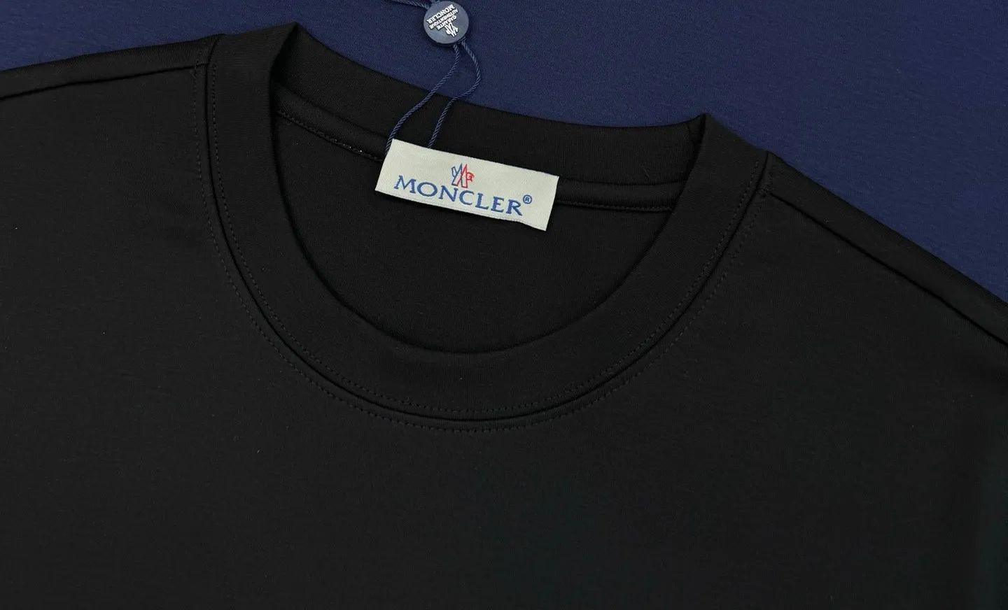P160 Moncler. New autumn and winter 25 cartoon fun printed logo fabric short-sleeved T-shirt. The left sleeve is decorated with classic embroidered wool labels. It is made of 300 grams of heavy Lenzing modal cotton fabric: delicate and skin-friendly, soft and smooth, moisture-absorbent and breathable. It is a basic classic style T-shirt suitable for wearing inside or outside; Color: black, white Size: S～XXL