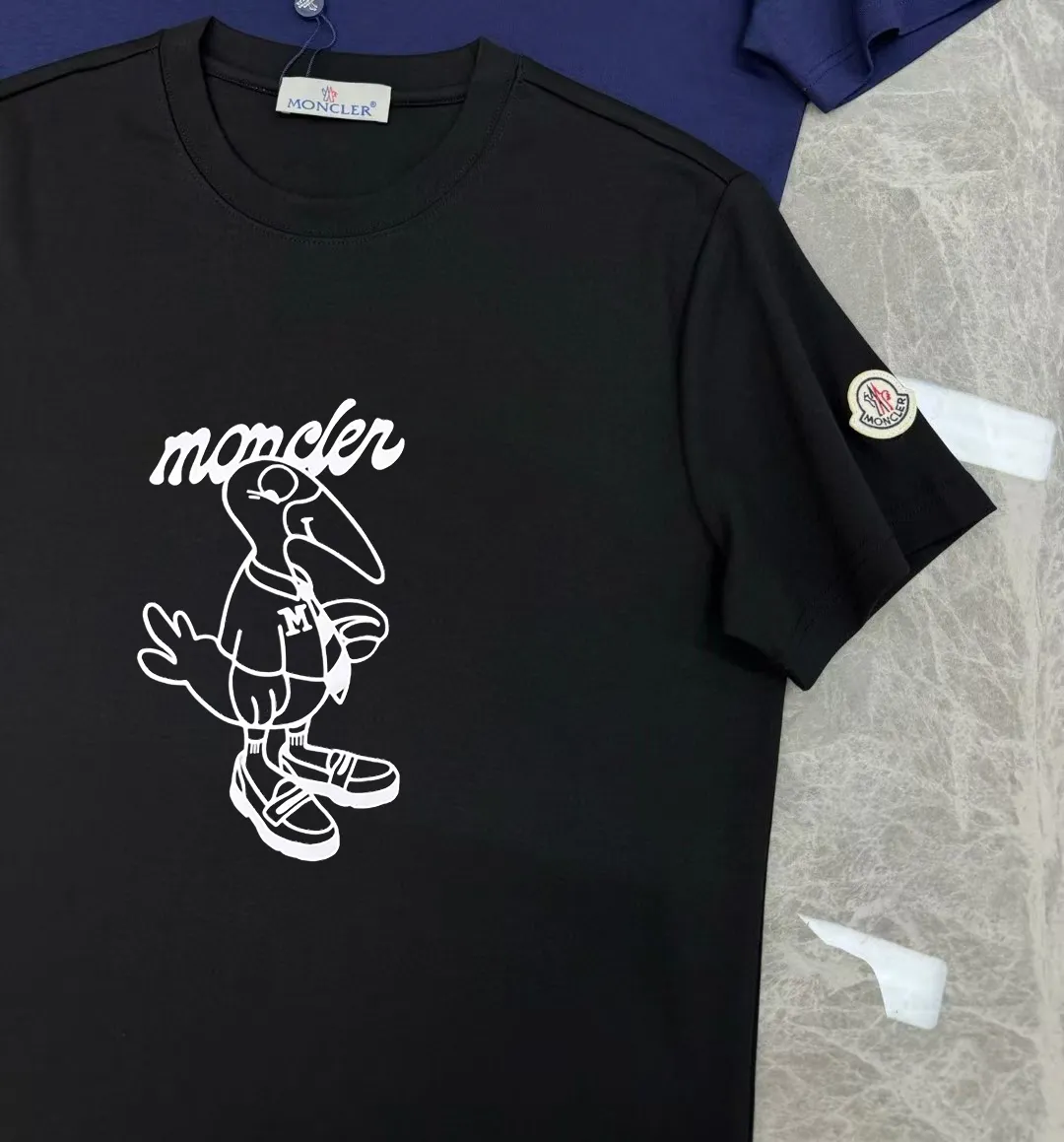 P160 Moncler. New autumn and winter 25 cartoon fun printed logo fabric short-sleeved T-shirt. The left sleeve is decorated with classic embroidered wool labels. It is made of 300 grams of heavy Lenzing modal cotton fabric: delicate and skin-friendly, soft and smooth, moisture-absorbent and breathable. It is a basic classic style T-shirt suitable for wearing inside or outside; Color: black, white Size: S～XXL