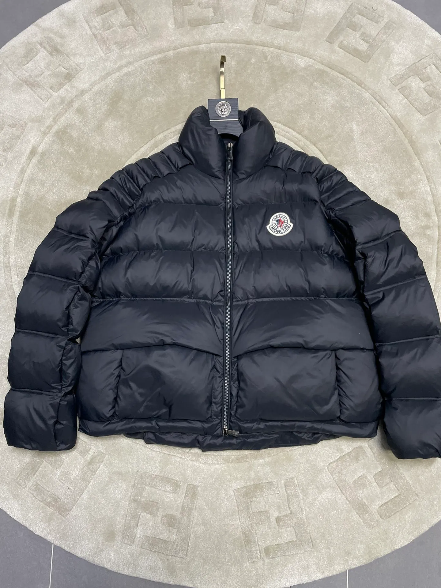 P1100 Premium down⬆️Moncler Actors Zhou Yutong and Wang Anyu passionately interpret the "dream staircase" design concept. This three-dimensional quilted down jacket is made of lightweight tear-resistant fabric and was created in collaboration with Christopher Raxxy. This down jacket is inspired by a spiral staircase, with decorative elements that represent the winding steps of destiny. Details Made of lightweight ripstop fabric Fine ripstop lining Zippered opening and hidden pockets Windproof fly Zip closure Quilted patch, down-filled Co-branded felt logo patch size: 0123