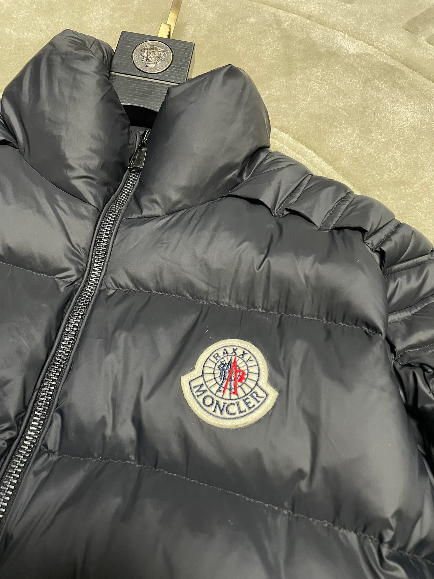 P1100 Premium down⬆️Moncler Actors Zhou Yutong and Wang Anyu passionately interpret the "dream staircase" design concept. This three-dimensional quilted down jacket is made of lightweight tear-resistant fabric and was created in collaboration with Christopher Raxxy. This down jacket is inspired by a spiral staircase, with decorative elements that represent the winding steps of destiny. Details Made of lightweight ripstop fabric Fine ripstop lining Zippered opening and hidden pockets Windproof fly Zip closure Quilted patch, down-filled Co-branded felt logo patch size: 0123