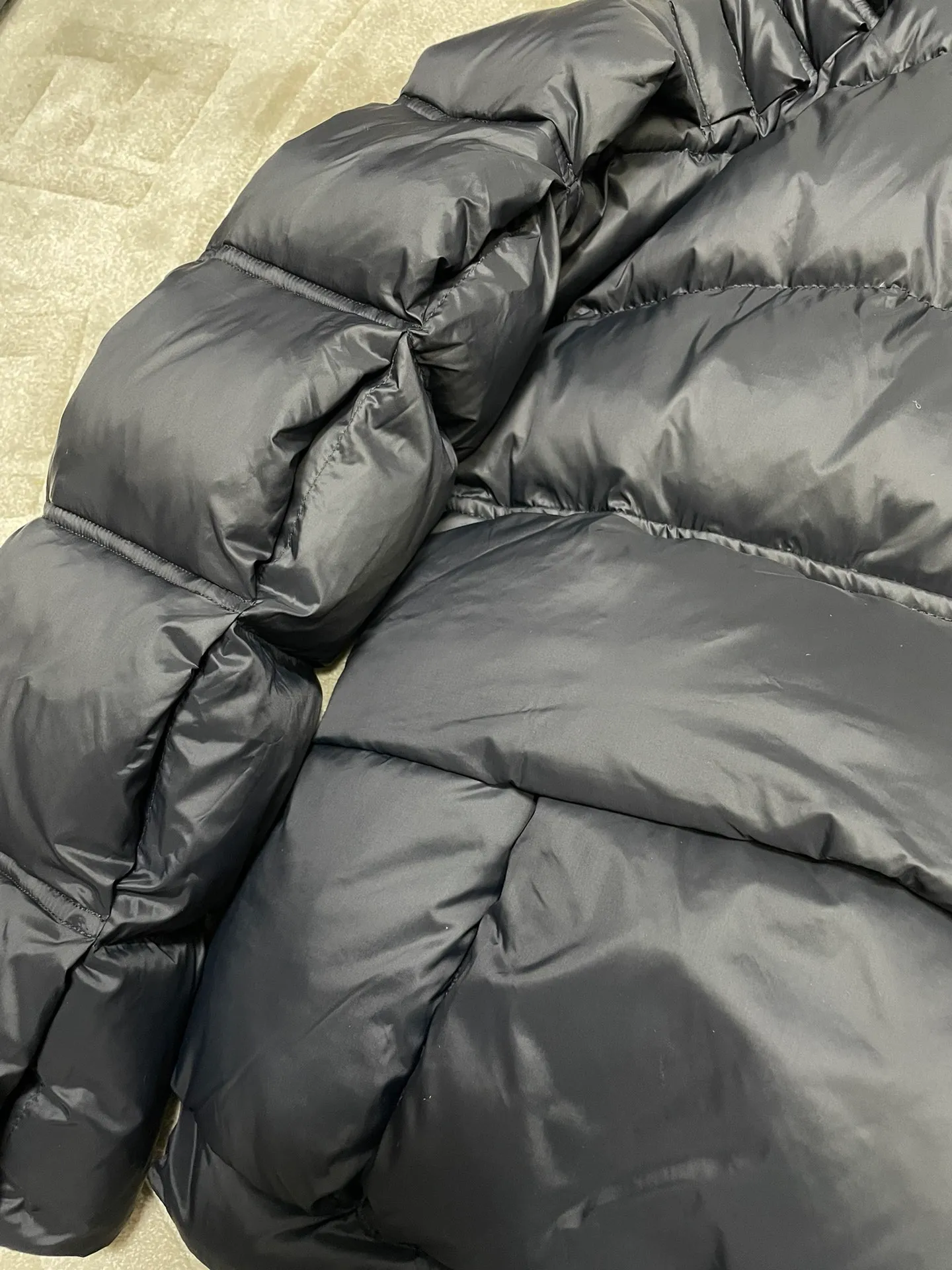 P1100 Premium down⬆️Moncler Actors Zhou Yutong and Wang Anyu passionately interpret the "dream staircase" design concept. This three-dimensional quilted down jacket is made of lightweight tear-resistant fabric and was created in collaboration with Christopher Raxxy. This down jacket is inspired by a spiral staircase, with decorative elements that represent the winding steps of destiny. Details Made of lightweight ripstop fabric Fine ripstop lining Zippered opening and hidden pockets Windproof fly Zip closure Quilted patch, down-filled Co-branded felt logo patch size: 0123