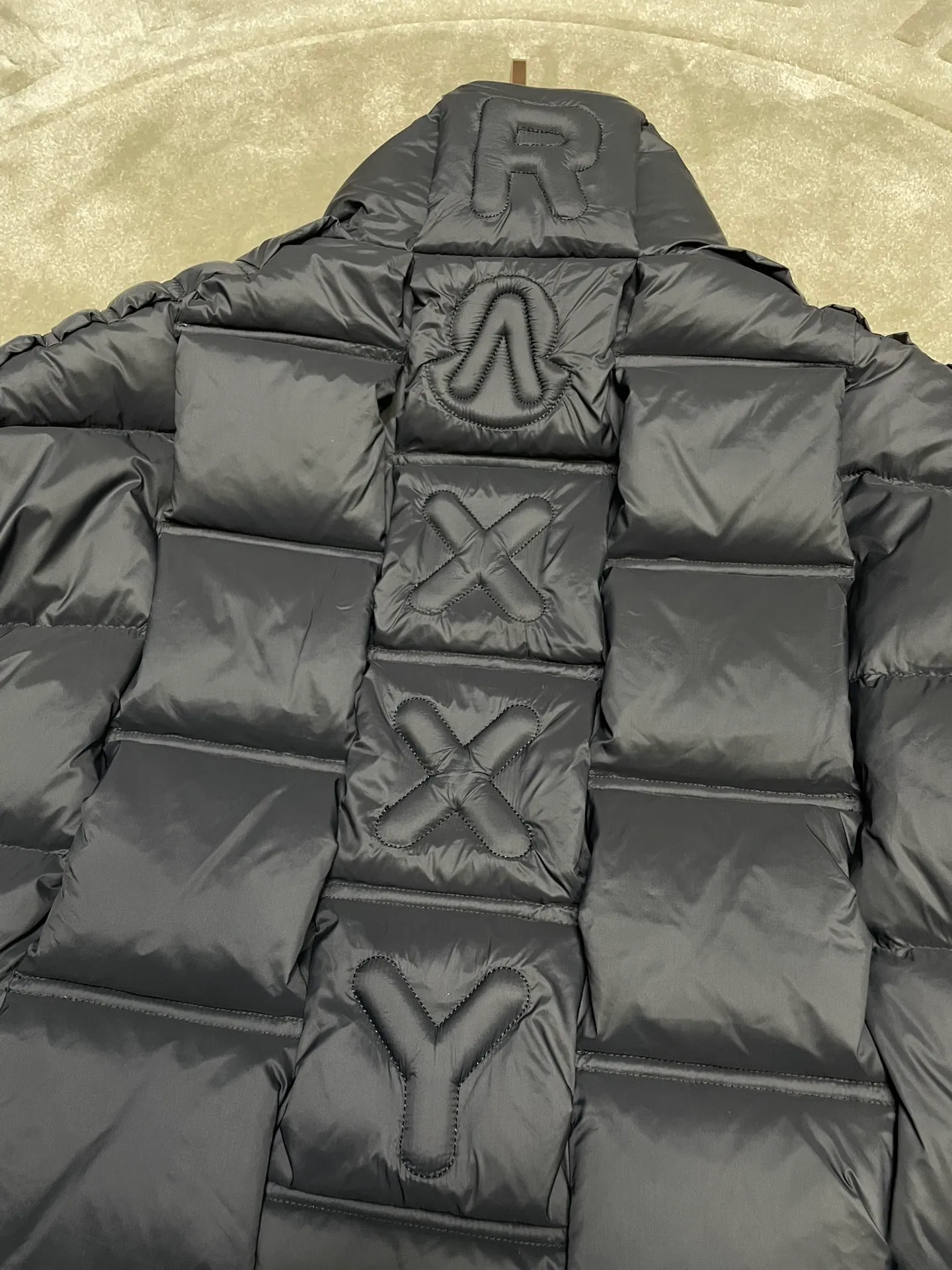 P1100 Premium down⬆️Moncler Actors Zhou Yutong and Wang Anyu passionately interpret the "dream staircase" design concept. This three-dimensional quilted down jacket is made of lightweight tear-resistant fabric and was created in collaboration with Christopher Raxxy. This down jacket is inspired by a spiral staircase, with decorative elements that represent the winding steps of destiny. Details Made of lightweight ripstop fabric Fine ripstop lining Zippered opening and hidden pockets Windproof fly Zip closure Quilted patch, down-filled Co-branded felt logo patch size: 0123