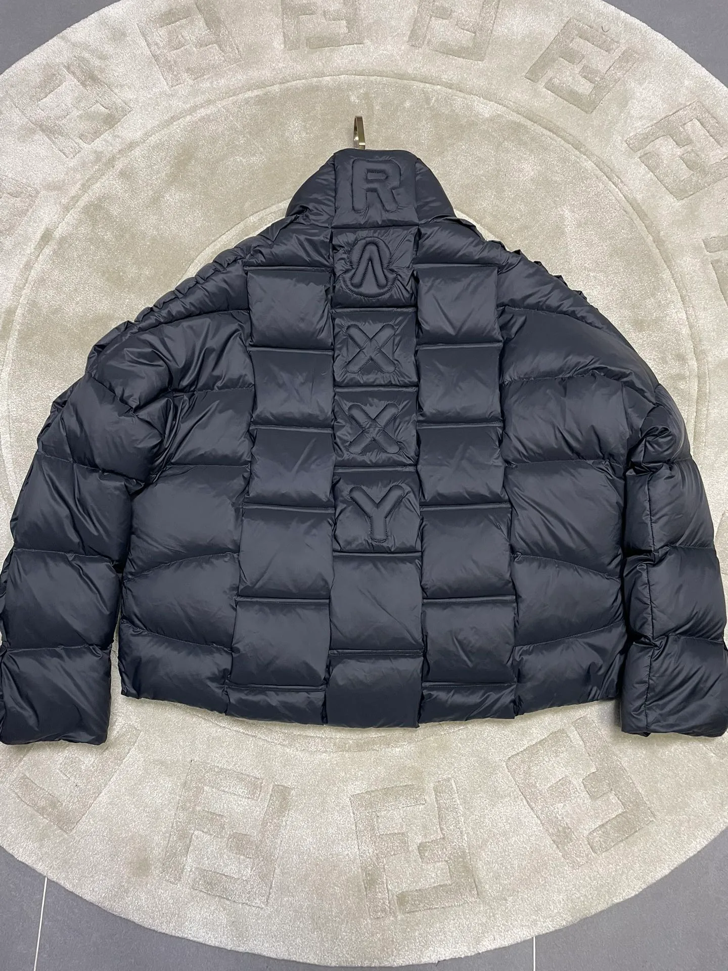 P1100 Premium down⬆️Moncler Actors Zhou Yutong and Wang Anyu passionately interpret the "dream staircase" design concept. This three-dimensional quilted down jacket is made of lightweight tear-resistant fabric and was created in collaboration with Christopher Raxxy. This down jacket is inspired by a spiral staircase, with decorative elements that represent the winding steps of destiny. Details Made of lightweight ripstop fabric Fine ripstop lining Zippered opening and hidden pockets Windproof fly Zip closure Quilted patch, down-filled Co-branded felt logo patch size: 0123
