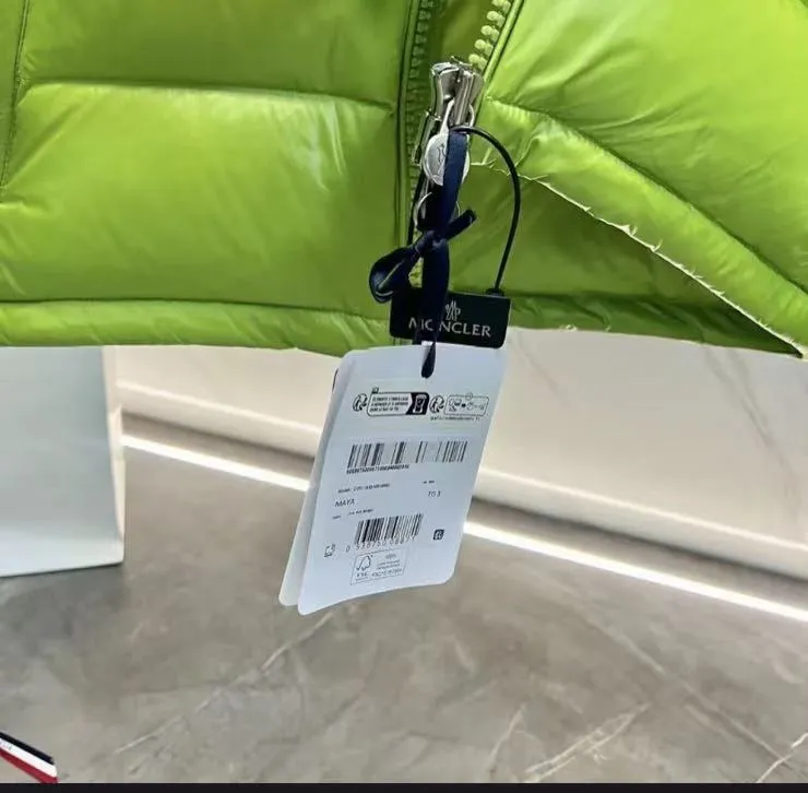 P760 new colors. Avocado green Moncler autumn and winter Maya hooded down jacket, the same style for men and women! 90 white goose down soft shell fabric feels delicate and smooth! Light and warm, the temperature locking effect is very good! It is full of filling, lightweight and does not press the body, fashionable and simple, very suitable for sweaters and sweaters, warm and stylish, double-layer windproof placket design, warm and cold, arm sleeve LOGO, windproof inner sleeves, every detail shows craftsmanship! #