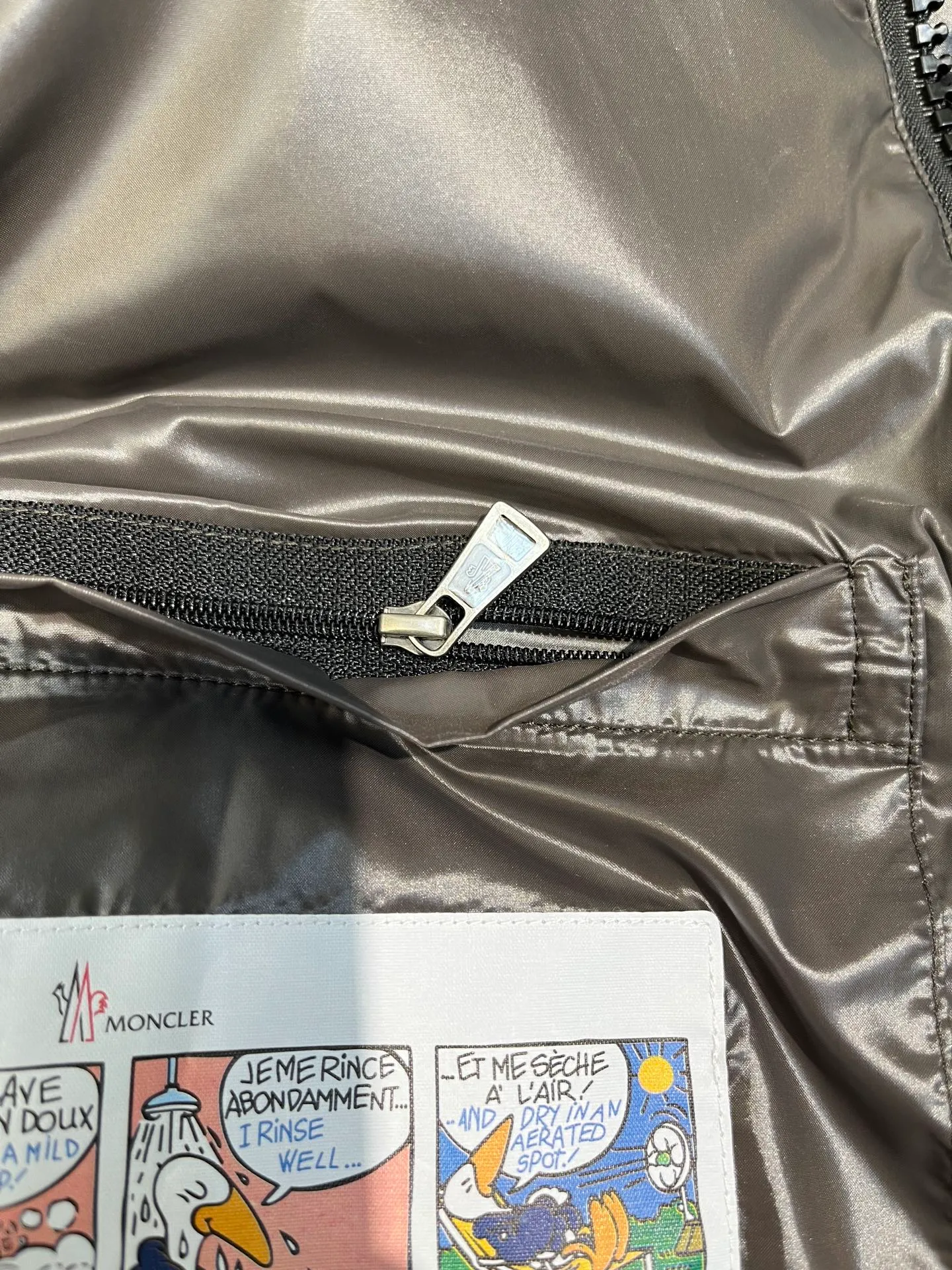 P490 moncler🌟Down vest Original customized hardware accessories are all imported and original customized. Welcome to compare. Absolutely high quality. Made of top-grade 95 white duck down. Super soft. Filled with fluffy and full feathers. Super heavy-duty. Fabric workmanship and perfect pattern. Note that the fabric is super comfortable. Exclusive model. Non-market product. Same style for men and women. Size: 123456