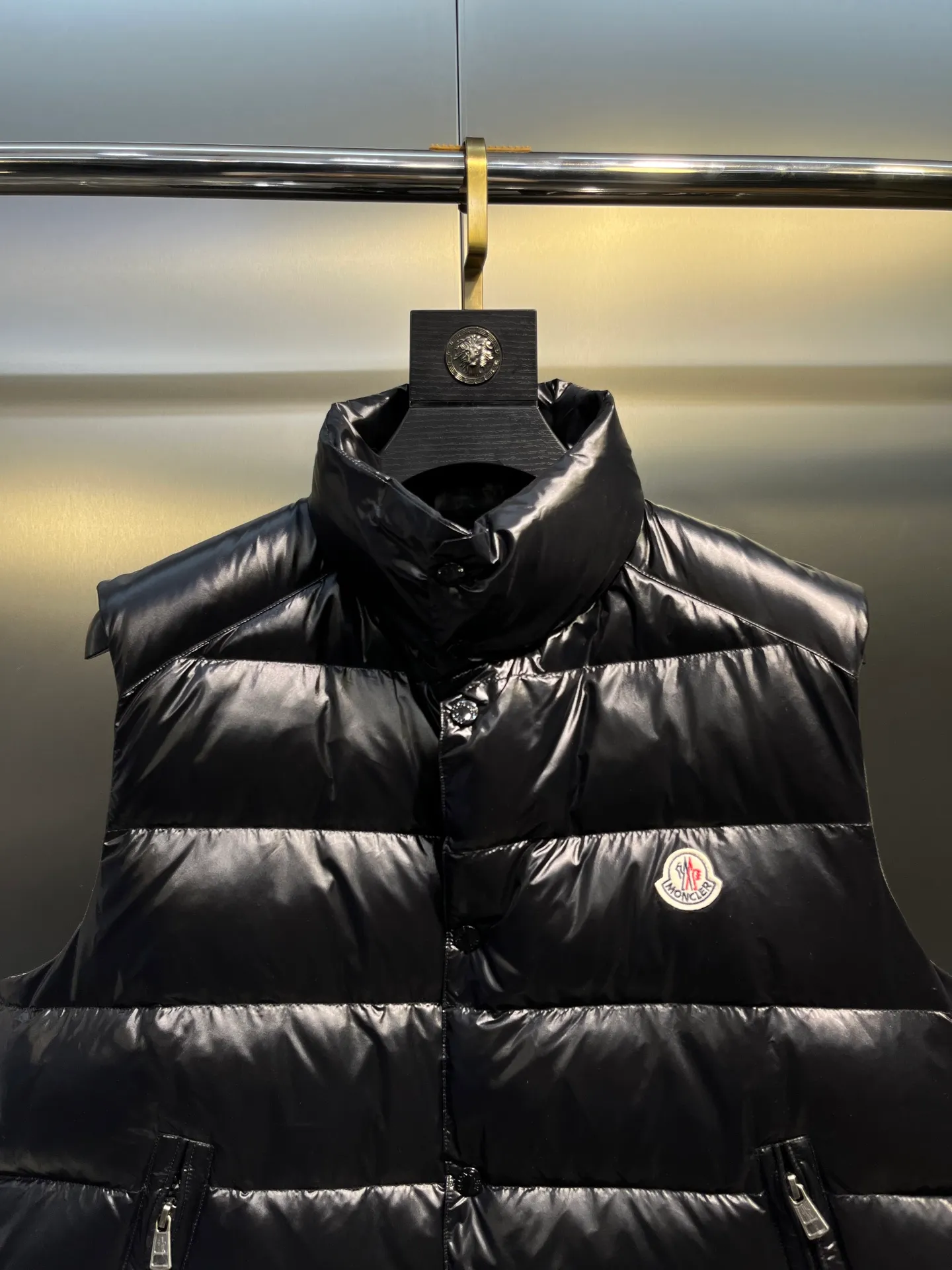 P490 moncler🌟Down vest Original customized hardware accessories are all imported and original customized. Welcome to compare. Absolutely high quality. Made of top-grade 95 white duck down. Super soft. Filled with fluffy and full feathers. Super heavy-duty. Fabric workmanship and perfect pattern. Note that the fabric is super comfortable. Exclusive model. Non-market product. Same style for men and women. Size: 123456