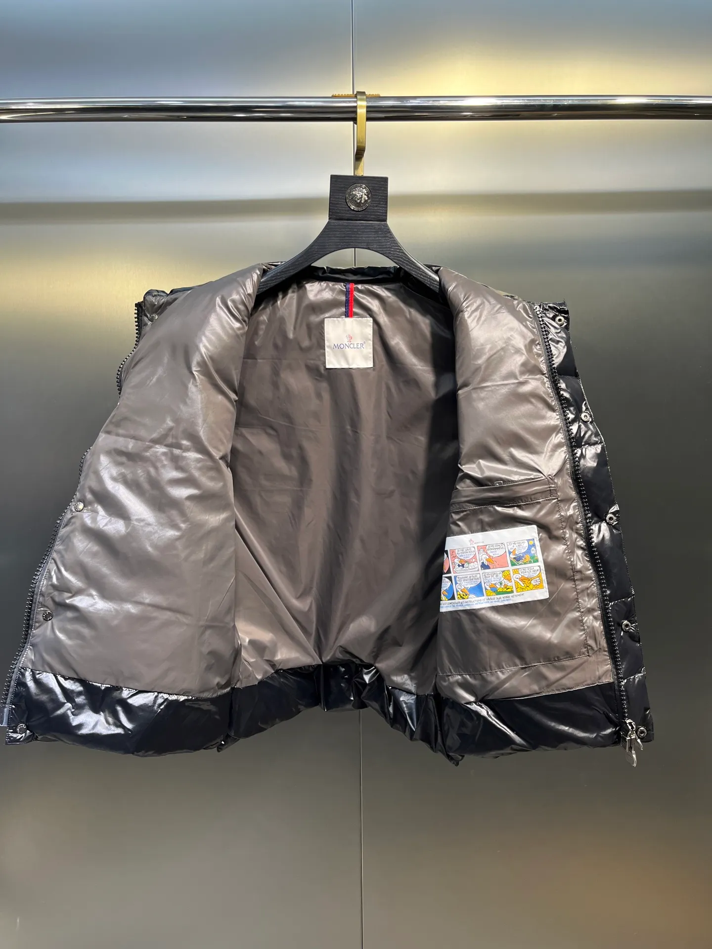 P490 moncler🌟Down vest Original customized hardware accessories are all imported and original customized. Welcome to compare. Absolutely high quality. Made of top-grade 95 white duck down. Super soft. Filled with fluffy and full feathers. Super heavy-duty. Fabric workmanship and perfect pattern. Note that the fabric is super comfortable. Exclusive model. Non-market product. Same style for men and women. Size: 123456