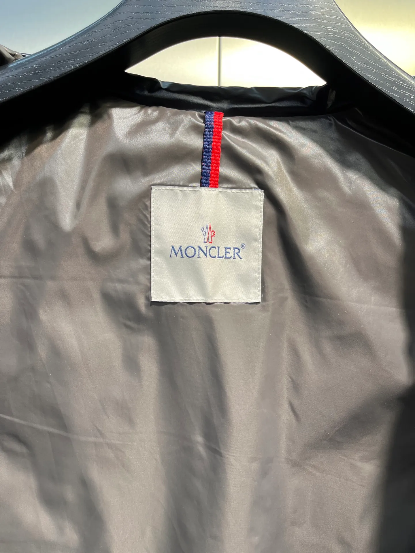 P490 moncler🌟Down vest Original customized hardware accessories are all imported and original customized. Welcome to compare. Absolutely high quality. Made of top-grade 95 white duck down. Super soft. Filled with fluffy and full feathers. Super heavy-duty. Fabric workmanship and perfect pattern. Note that the fabric is super comfortable. Exclusive model. Non-market product. Same style for men and women. Size: 123456