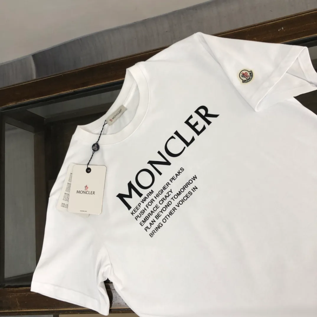 P150 MONCLER New model for the mouth. Themed design T-shirt. The fabric upper body is comfortable and breathable, not stiff, slim cut, and made of high-end custom-made pure cotton fabric! The upper body is comfortable and stylish, and it can be worn alone as an inner layer. It is a must-have for fashionistas! ! ! Black White [Size] S-XL (larger version)