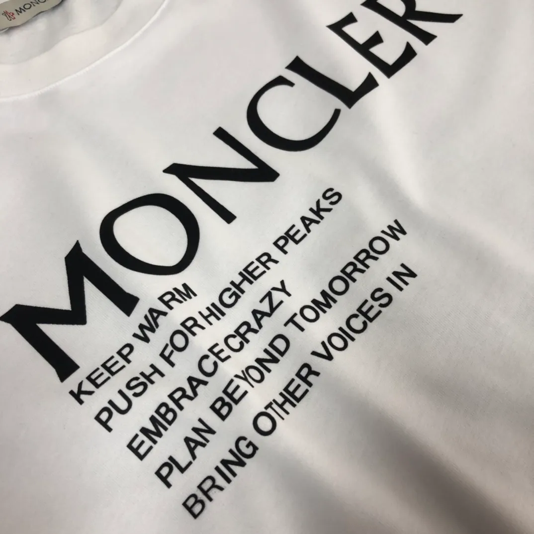 P150 MONCLER New model for the mouth. Themed design T-shirt. The fabric upper body is comfortable and breathable, not stiff, slim cut, and made of high-end custom-made pure cotton fabric! The upper body is comfortable and stylish, and it can be worn alone as an inner layer. It is a must-have for fashionistas! ! ! Black White [Size] S-XL (larger version)
