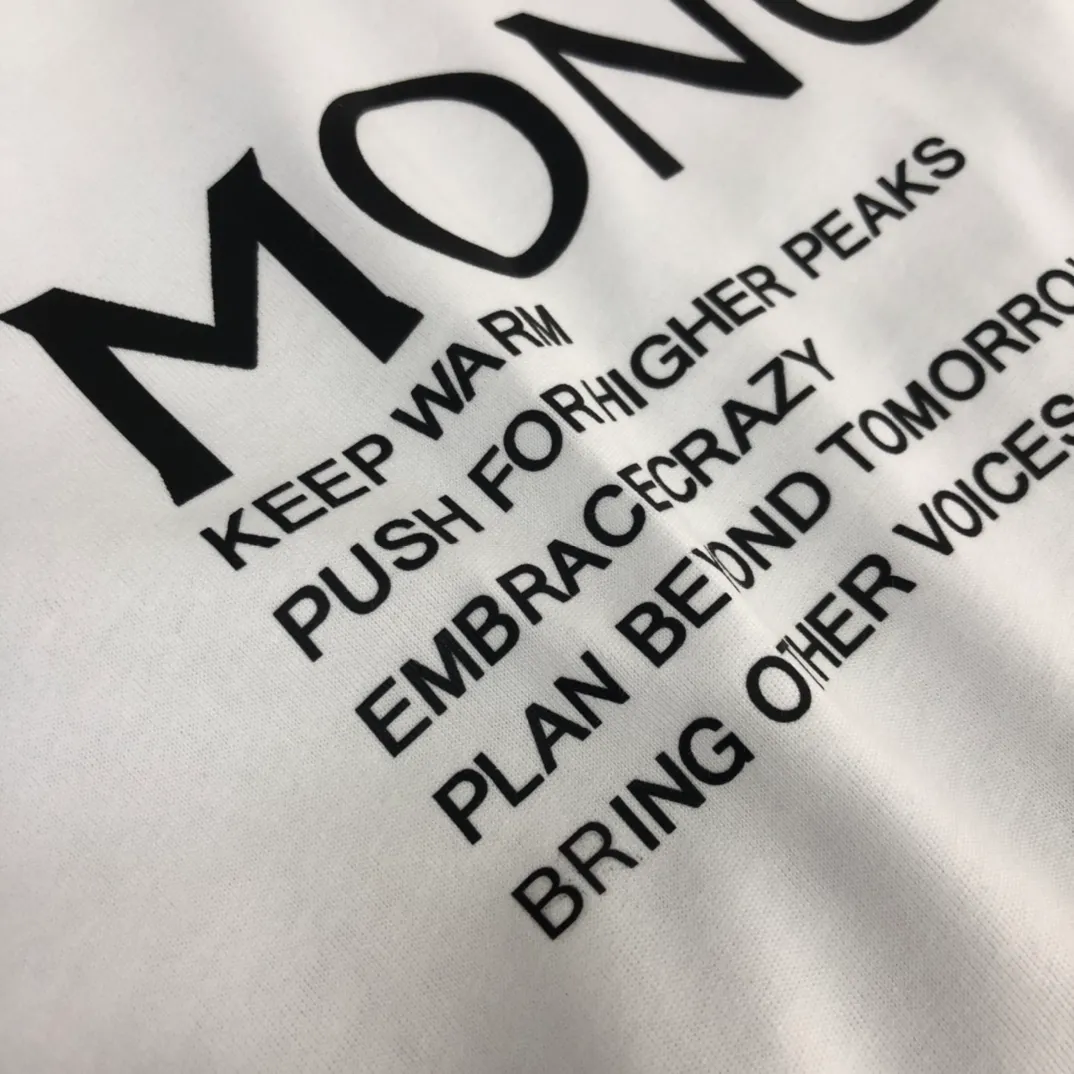 P150 MONCLER New model for the mouth. Themed design T-shirt. The fabric upper body is comfortable and breathable, not stiff, slim cut, and made of high-end custom-made pure cotton fabric! The upper body is comfortable and stylish, and it can be worn alone as an inner layer. It is a must-have for fashionistas! ! ! Black White [Size] S-XL (larger version)