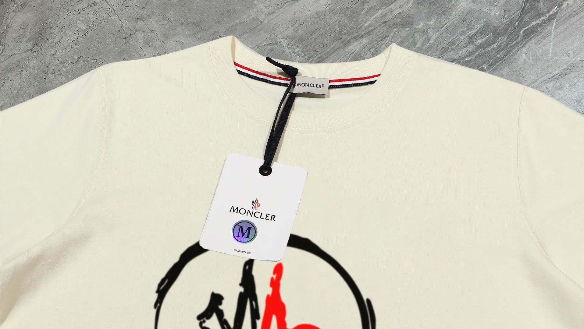 P210 High-version sweatshirt) [Long-term stock] 〖𝐌𝐎𝐍𝐂𝐋𝐄𝐑~Mask〗 Made of 440g heavy-weight fabric. It is different from the market currency. It can be matched with any variety and is properly handsome. 😎The whole dress is made of double waistcoats. The double waistcoats make the whole dress more three-dimensional. Not ordinary factories can do such fine work. 2025 Spring runway version of the T stage, on sale at the counter, round neck terry sweatshirt, high-end double-strand pure cotton, custom-made stretch ribs, dyed in the same vat, complete with three standards, matched with exquisite embroidered LOGO on the chest, simple and advanced, same style for men and women. Color: black, apricot, white, size: S M L XL 2XL