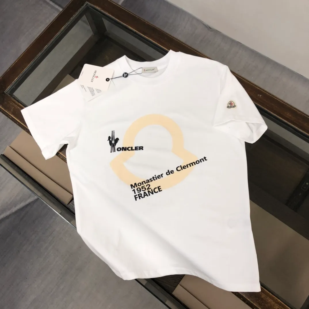 P160 🔥MONCLER New model of Mongolian mouth, customized high-end ready-to-wear! Fashionable and trendy casual short-sleeved T-shirt, gentle, soft, delicate, skin-friendly, comfortable and cool, the chest pattern is stylish and full of vitality! A fashionable and versatile must-have! Color: black white Size: S～XL (loose version, please state your height and weight when placing an order)