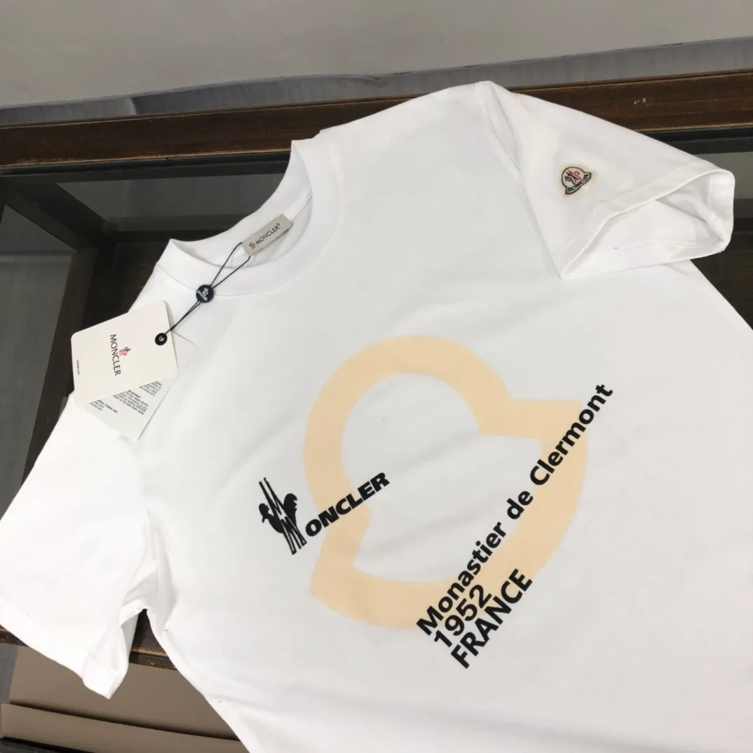 P160 🔥MONCLER New model of Mongolian mouth, customized high-end ready-to-wear! Fashionable and trendy casual short-sleeved T-shirt, gentle, soft, delicate, skin-friendly, comfortable and cool, the chest pattern is stylish and full of vitality! A fashionable and versatile must-have! Color: black white Size: S～XL (loose version, please state your height and weight when placing an order)
