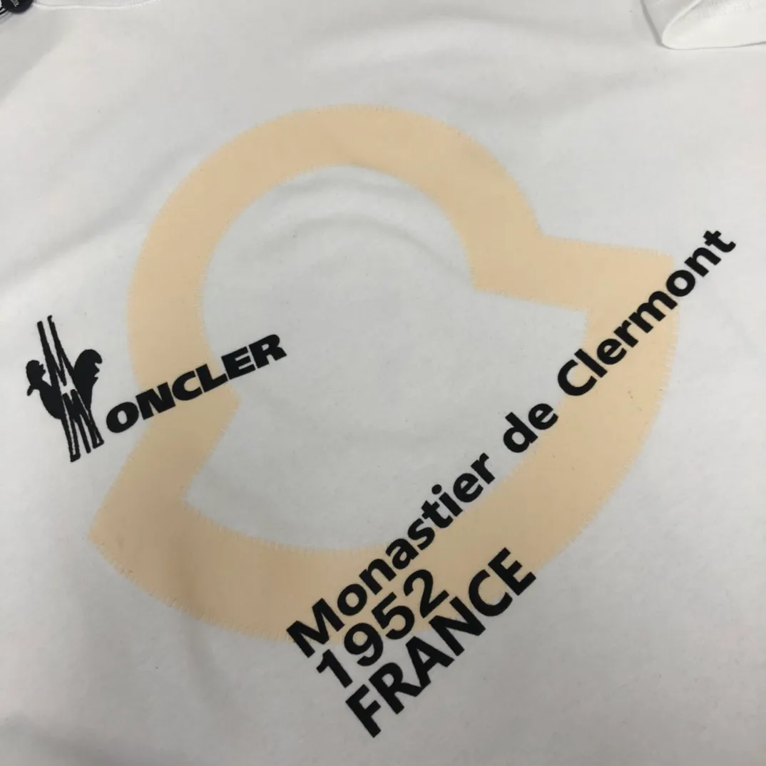 P160 🔥MONCLER New model of Mongolian mouth, customized high-end ready-to-wear! Fashionable and trendy casual short-sleeved T-shirt, gentle, soft, delicate, skin-friendly, comfortable and cool, the chest pattern is stylish and full of vitality! A fashionable and versatile must-have! Color: black white Size: S～XL (loose version, please state your height and weight when placing an order)