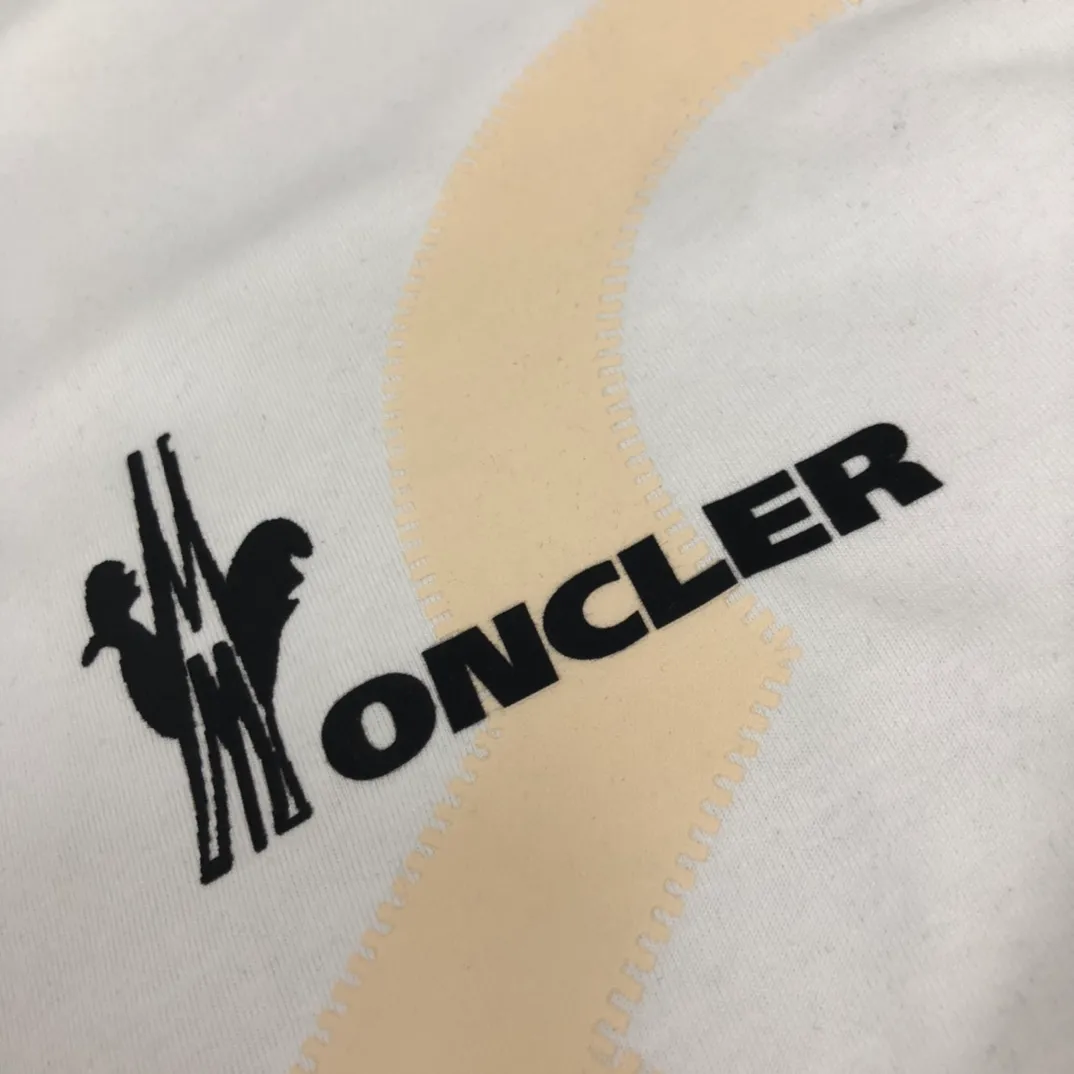 P160 🔥MONCLER New model of Mongolian mouth, customized high-end ready-to-wear! Fashionable and trendy casual short-sleeved T-shirt, gentle, soft, delicate, skin-friendly, comfortable and cool, the chest pattern is stylish and full of vitality! A fashionable and versatile must-have! Color: black white Size: S～XL (loose version, please state your height and weight when placing an order)