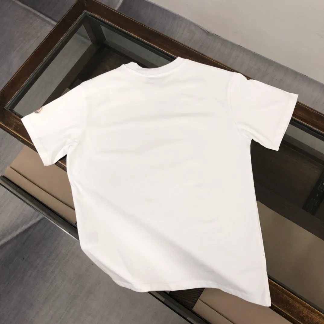 P160 🔥MONCLER New model of Mongolian mouth, customized high-end ready-to-wear! Fashionable and trendy casual short-sleeved T-shirt, gentle, soft, delicate, skin-friendly, comfortable and cool, the chest pattern is stylish and full of vitality! A fashionable and versatile must-have! Color: black white Size: S～XL (loose version, please state your height and weight when placing an order)