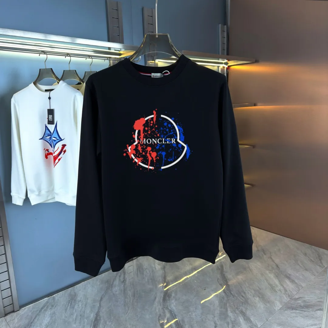 P210 high version sweatshirt) 📦With exclusive picture packaging📦 [Long-term ready stock] Upgraded version "Mobile phone smart sensor ~ NFC chip armband ~ Direct access to the official website anti-counterfeiting" 〖 𝐌𝐎𝐍𝐂𝐋𝐄𝐑 ~ Mouth covering〗 2025 new high quality, using 450g heavyweight fabric Different from the market currency, you can mix and match everything at will and you will be handsome😎The whole clothes is made of double waistcoats. The double waistcoats make the whole dress more three-dimensional. It is not an ordinary factory that can do such fine work. 2025 autumn and winter new style, on sale at the counter, exquisite printed round neck terry sweatshirt. High-end double-ply cotton. Customized stretch ribs are dyed in the same vat. Three standards are complete. It is matched with digital printing patterns and is very breathable. Same style for men and women. Color: black, white, apricot. Size: S M L XL 2XL