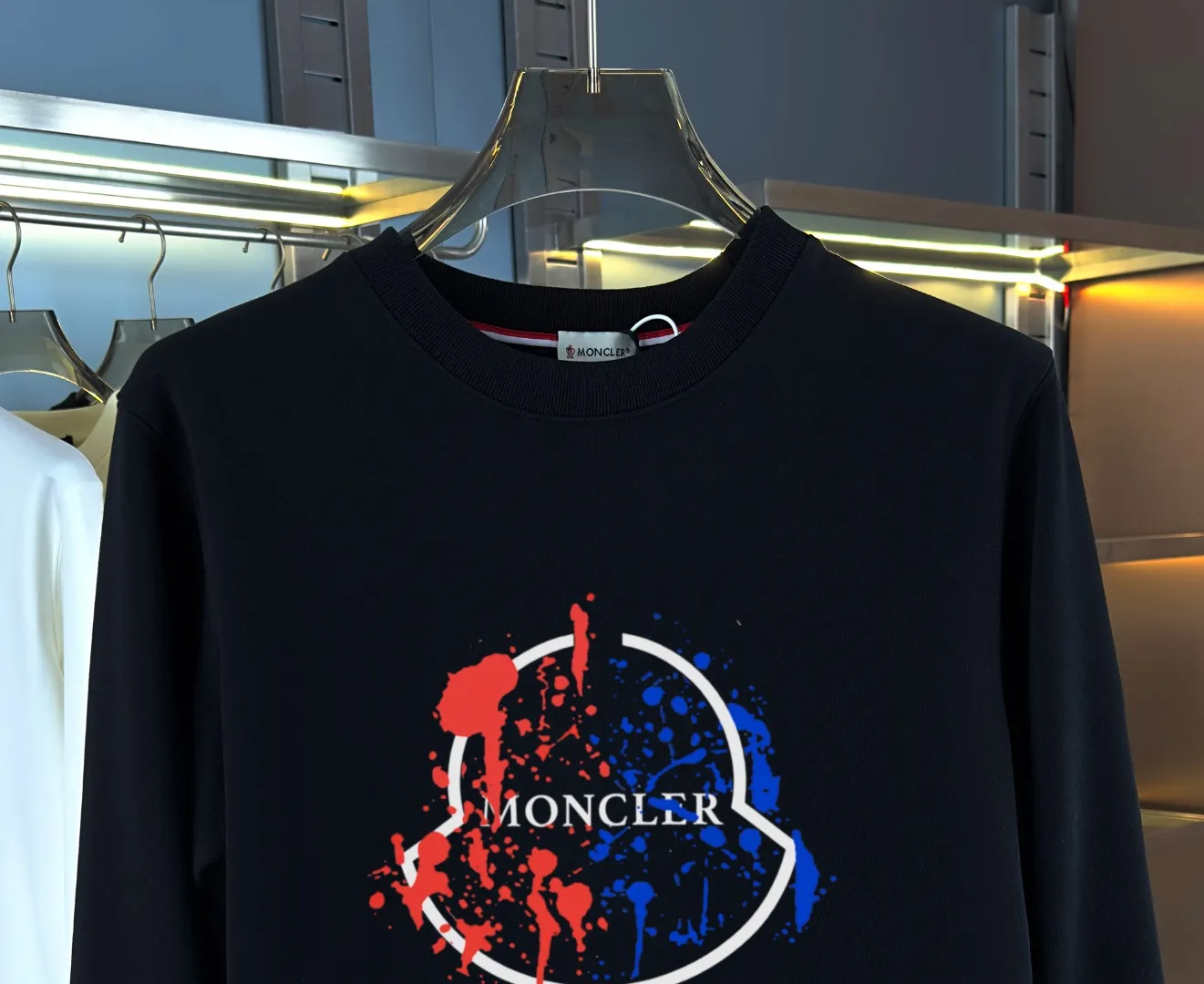 P210 high version sweatshirt) 📦With exclusive picture packaging📦 [Long-term ready stock] Upgraded version "Mobile phone smart sensor ~ NFC chip armband ~ Direct access to the official website anti-counterfeiting" 〖 𝐌𝐎𝐍𝐂𝐋𝐄𝐑 ~ Mouth covering〗 2025 new high quality, using 450g heavyweight fabric Different from the market currency, you can mix and match everything at will and you will be handsome😎The whole clothes is made of double waistcoats. The double waistcoats make the whole dress more three-dimensional. It is not an ordinary factory that can do such fine work. 2025 autumn and winter new style, on sale at the counter, exquisite printed round neck terry sweatshirt. High-end double-ply cotton. Customized stretch ribs are dyed in the same vat. Three standards are complete. It is matched with digital printing patterns and is very breathable. Same style for men and women. Color: black, white, apricot. Size: S M L XL 2XL