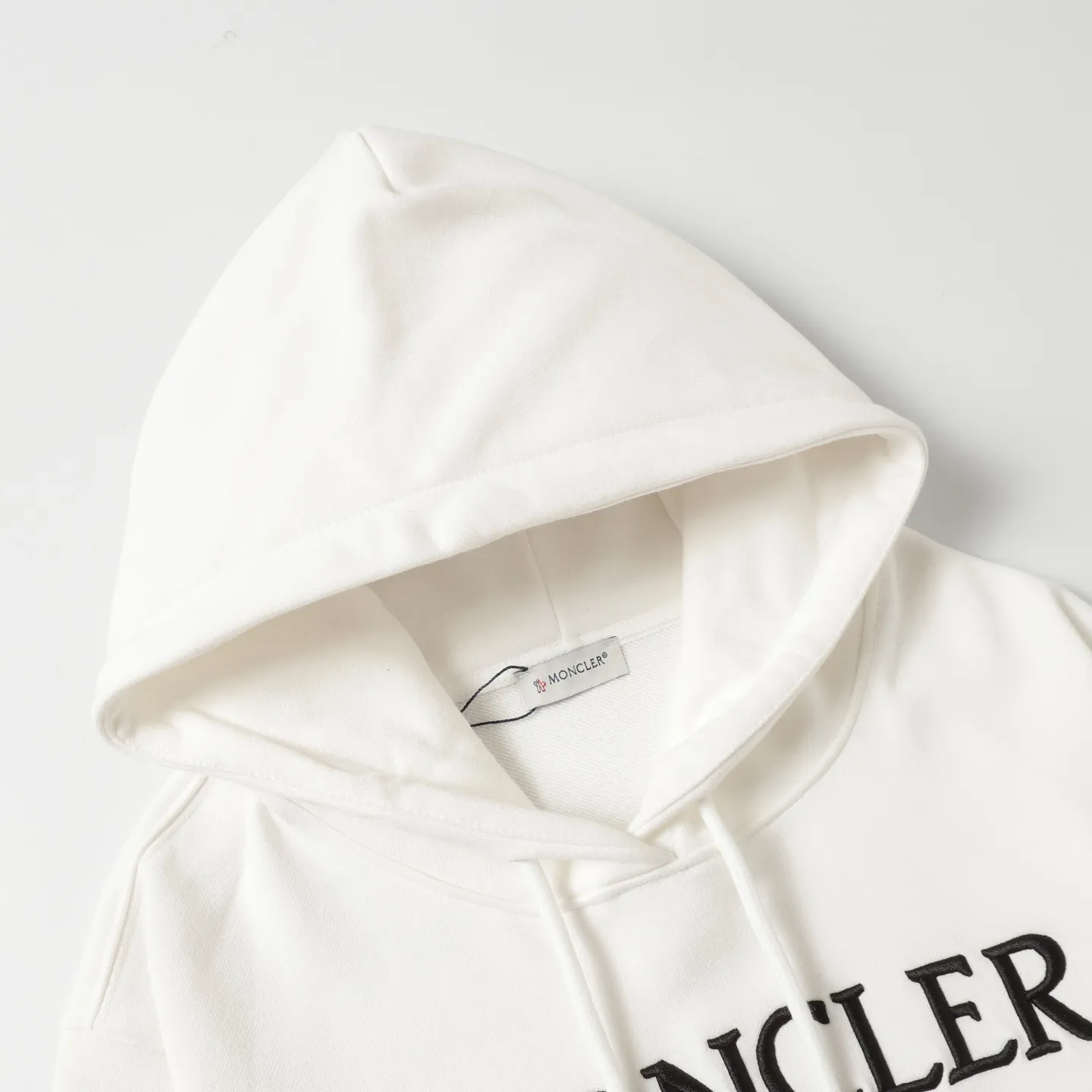 P246 Style number: 853 〈MONCLER〉Mongolian embroidered hooded sweatshirt. The price of the Mongolian sweatshirt is actually quite advantageous. Anyone who has been to the counter should know that the price of the Mongolian hooded sweatshirt is not much cheaper than Gucci Burberry. It is just relatively low-key and unwilling to hype. It is a picture that you want to buy or not. The aloof existence... ✅Original custom-made with logo eyelets and hood ✅460g 100% cotton wool-eating fabric OS version is too big ✅Matched with the original high-weight double yarn thread ✅Correct three-needle and five-thread craftsmanship Chain edge Color: black white sky blue khaki Size S M L