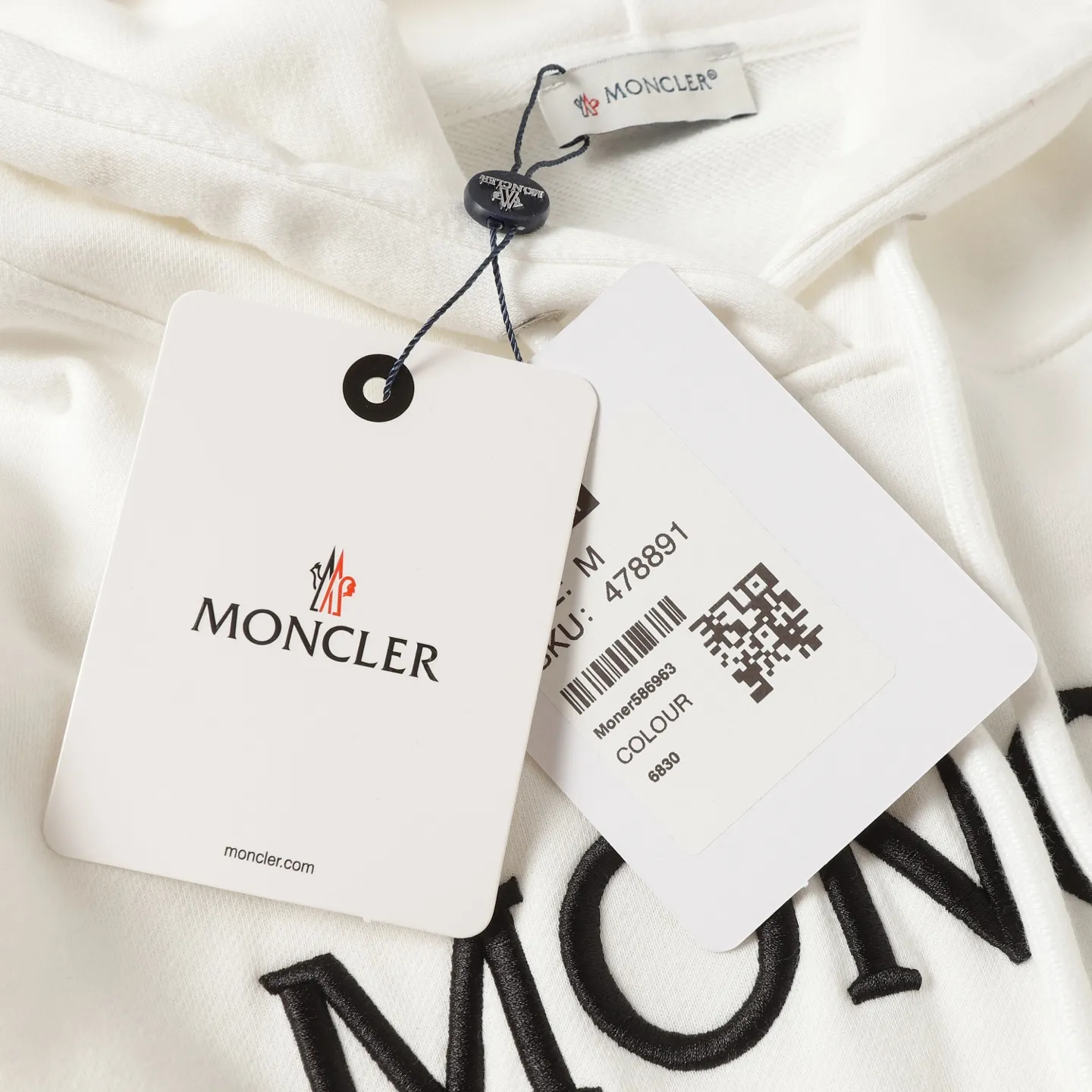 P246 Style number: 853 〈MONCLER〉Mongolian embroidered hooded sweatshirt. The price of the Mongolian sweatshirt is actually quite advantageous. Anyone who has been to the counter should know that the price of the Mongolian hooded sweatshirt is not much cheaper than Gucci Burberry. It is just relatively low-key and unwilling to hype. It is a picture that you want to buy or not. The aloof existence... ✅Original custom-made with logo eyelets and hood ✅460g 100% cotton wool-eating fabric OS version is too big ✅Matched with the original high-weight double yarn thread ✅Correct three-needle and five-thread craftsmanship Chain edge Color: black white sky blue khaki Size S M L