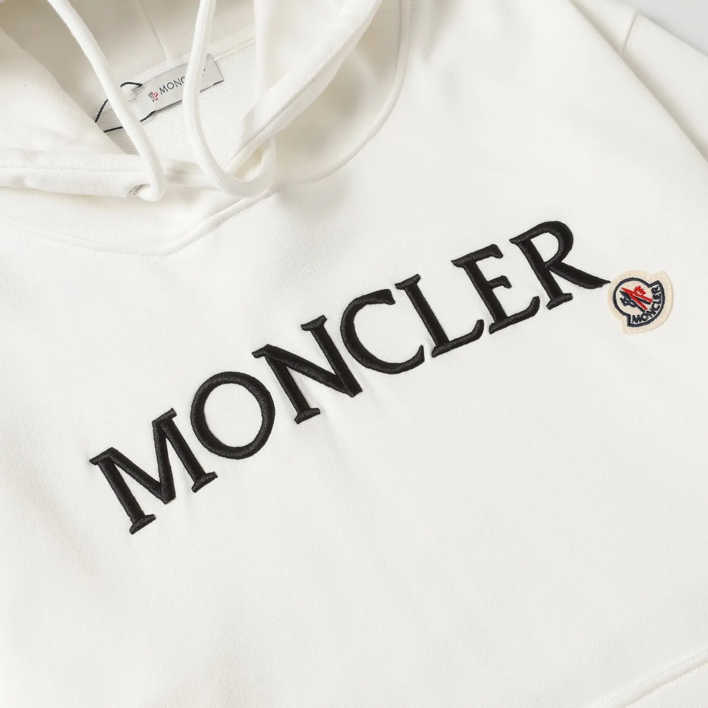 P246 Style number: 853 〈MONCLER〉Mongolian embroidered hooded sweatshirt. The price of the Mongolian sweatshirt is actually quite advantageous. Anyone who has been to the counter should know that the price of the Mongolian hooded sweatshirt is not much cheaper than Gucci Burberry. It is just relatively low-key and unwilling to hype. It is a picture that you want to buy or not. The aloof existence... ✅Original custom-made with logo eyelets and hood ✅460g 100% cotton wool-eating fabric OS version is too big ✅Matched with the original high-weight double yarn thread ✅Correct three-needle and five-thread craftsmanship Chain edge Color: black white sky blue khaki Size S M L