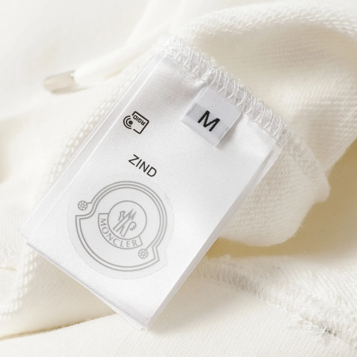 P246 Style number: 853 〈MONCLER〉Mongolian embroidered hooded sweatshirt. The price of the Mongolian sweatshirt is actually quite advantageous. Anyone who has been to the counter should know that the price of the Mongolian hooded sweatshirt is not much cheaper than Gucci Burberry. It is just relatively low-key and unwilling to hype. It is a picture that you want to buy or not. The aloof existence... ✅Original custom-made with logo eyelets and hood ✅460g 100% cotton wool-eating fabric OS version is too big ✅Matched with the original high-weight double yarn thread ✅Correct three-needle and five-thread craftsmanship Chain edge Color: black white sky blue khaki Size S M L