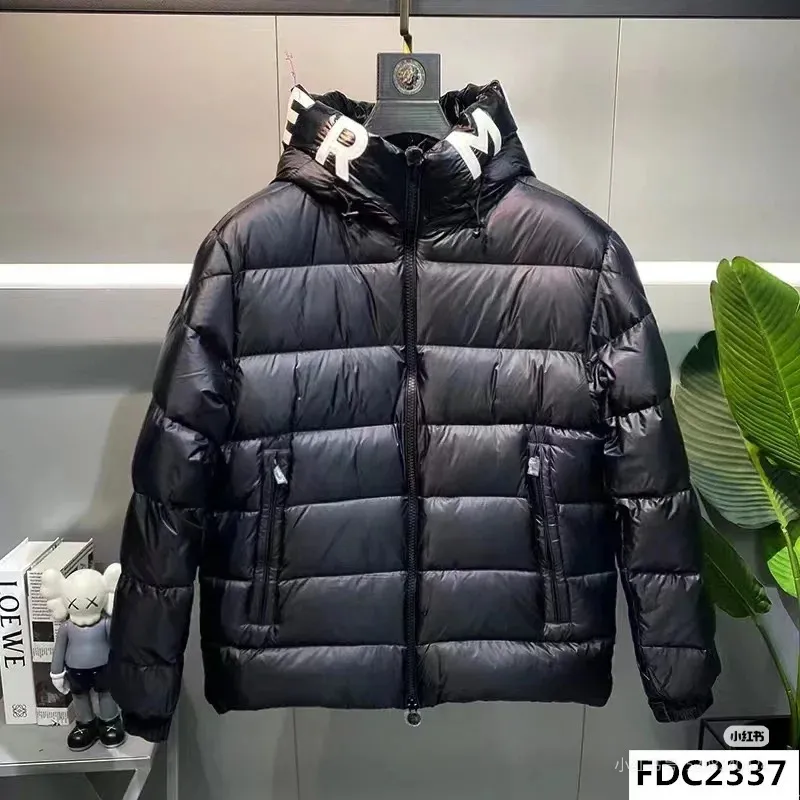 P840 Top Version Moncler✖Salzman Mouth Jacket Vibrant performance and iconic style define the look of the Salzman Jacket, a versatile piece that goes with everything. This men's style is made from windproof and water-resistant LongueSaison nylon with lightweight pudding quilting for optimal warmth. A Moncler-branded hood, adjustable cuffs and two-way zip closure enhance comfort and performance. Made of LongueSaison nylon with down filling and pudding quilting Hood with drawstring and Moncler lettering Zippered side pockets Two-way zip closure on the front Adjustable elastic cuffs with snap button closure Felt Moncler logo on the sleeves Regular cut at the shoulders and a straight cut through the body. Exterior: 100% polyamide/nylon; Lining: 100% polyamide/nylon; Filling: 90% down, 10% feather; 1 material: 100% polyamide/nylon. Each down jacket has more than 400 grams of down filling. A real cost-effective cold-resistant weapon. Size: 1-5. Size 1. Shoulder width 46. Bust 122. Length 65. Sleeve length 60. Wear less than 130 catties. No. 2, shoulder width 47, bust 116, dress length 66, sleeve length 61, weighs 130-145 kilograms. No. 3, shoulder width 48, chest girth 120, dress length 67 sleeve length, 62, weighs 145-160 kilograms. No. 4, shoulder width 50, chest girth 124, dress length 68, sleeve length 63, wears 160-175 kilograms. Size 5 shoulder width 52 bust 128 length 69 sleeve length 65 weight 175-190 pounds / color: black pure white code number: 1 2 3 4 5