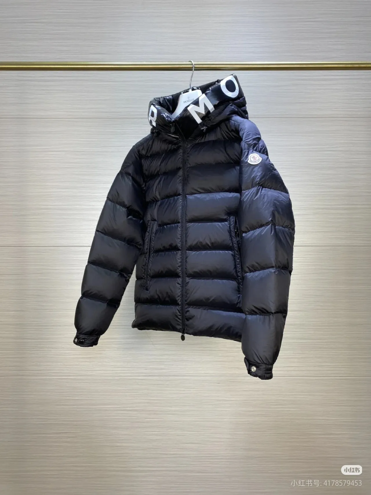 P840 Top Version Moncler✖Salzman Mouth Jacket Vibrant performance and iconic style define the look of the Salzman Jacket, a versatile piece that goes with everything. This men's style is made from windproof and water-resistant LongueSaison nylon with lightweight pudding quilting for optimal warmth. A Moncler-branded hood, adjustable cuffs and two-way zip closure enhance comfort and performance. Made of LongueSaison nylon with down filling and pudding quilting Hood with drawstring and Moncler lettering Zippered side pockets Two-way zip closure on the front Adjustable elastic cuffs with snap button closure Felt Moncler logo on the sleeves Regular cut at the shoulders and a straight cut through the body. Exterior: 100% polyamide/nylon; Lining: 100% polyamide/nylon; Filling: 90% down, 10% feather; 1 material: 100% polyamide/nylon. Each down jacket has more than 400 grams of down filling. A real cost-effective cold-resistant weapon. Size: 1-5. Size 1. Shoulder width 46. Bust 122. Length 65. Sleeve length 60. Wear less than 130 catties. No. 2, shoulder width 47, bust 116, dress length 66, sleeve length 61, weighs 130-145 kilograms. No. 3, shoulder width 48, chest girth 120, dress length 67 sleeve length, 62, weighs 145-160 kilograms. No. 4, shoulder width 50, chest girth 124, dress length 68, sleeve length 63, wears 160-175 kilograms. Size 5 shoulder width 52 bust 128 length 69 sleeve length 65 weight 175-190 pounds / color: black pure white code number: 1 2 3 4 5