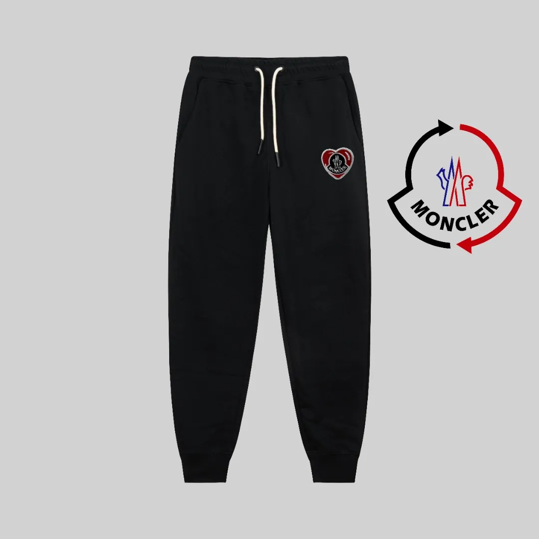 P270 top version, different currency) ✨MONCLER Meng Mouth SS Autumn and Winter Show Model Slim-fitting line official website logo embroidery simple Logo sweatpants 360g weight compatible with all body shapes Black and white drawstring design on the waist elastic band Customized drawstring pockets with diagonal pocket design on both sides There is also a small pocket on the back Color: black gray Size S-XL