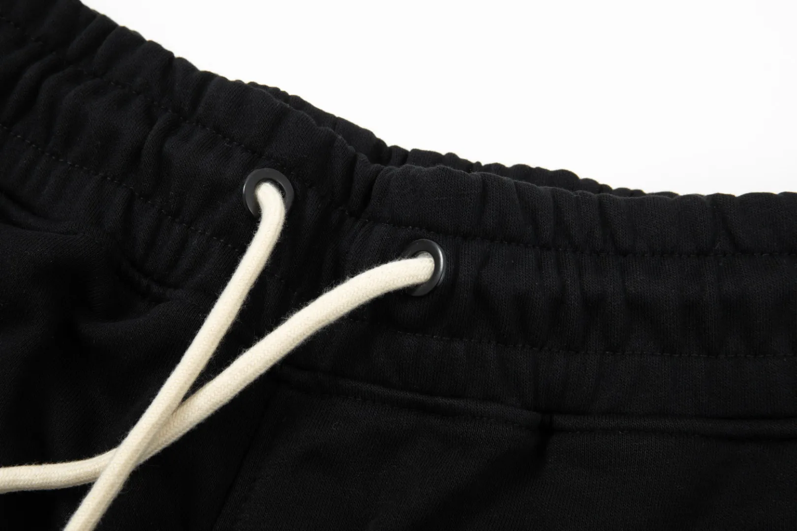 P270 top version, different currency) ✨MONCLER Meng Mouth SS Autumn and Winter Show Model Slim-fitting line official website logo embroidery simple Logo sweatpants 360g weight compatible with all body shapes Black and white drawstring design on the waist elastic band Customized drawstring pockets with diagonal pocket design on both sides There is also a small pocket on the back Color: black gray Size S-XL