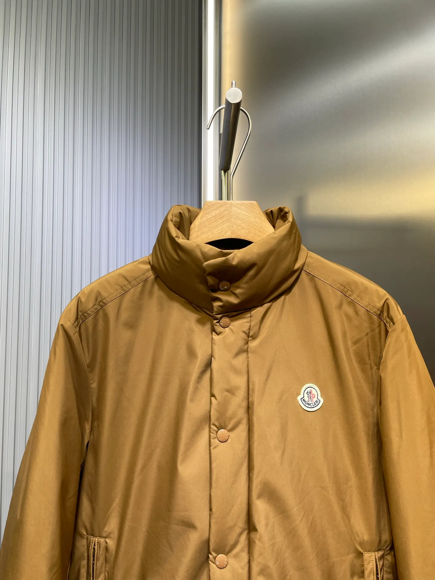 P1000 Moncler🌟Down Jacket The latest fashion designer down jacket for autumn and winter 2025. Every detail shows high-end craftsmanship. The design changes of structural tailoring show the diverse image changes of men. It is slim and neat, and tailored to meet the current popular multi-layered wear. Versatile style for life. G8644 Code number: 12345