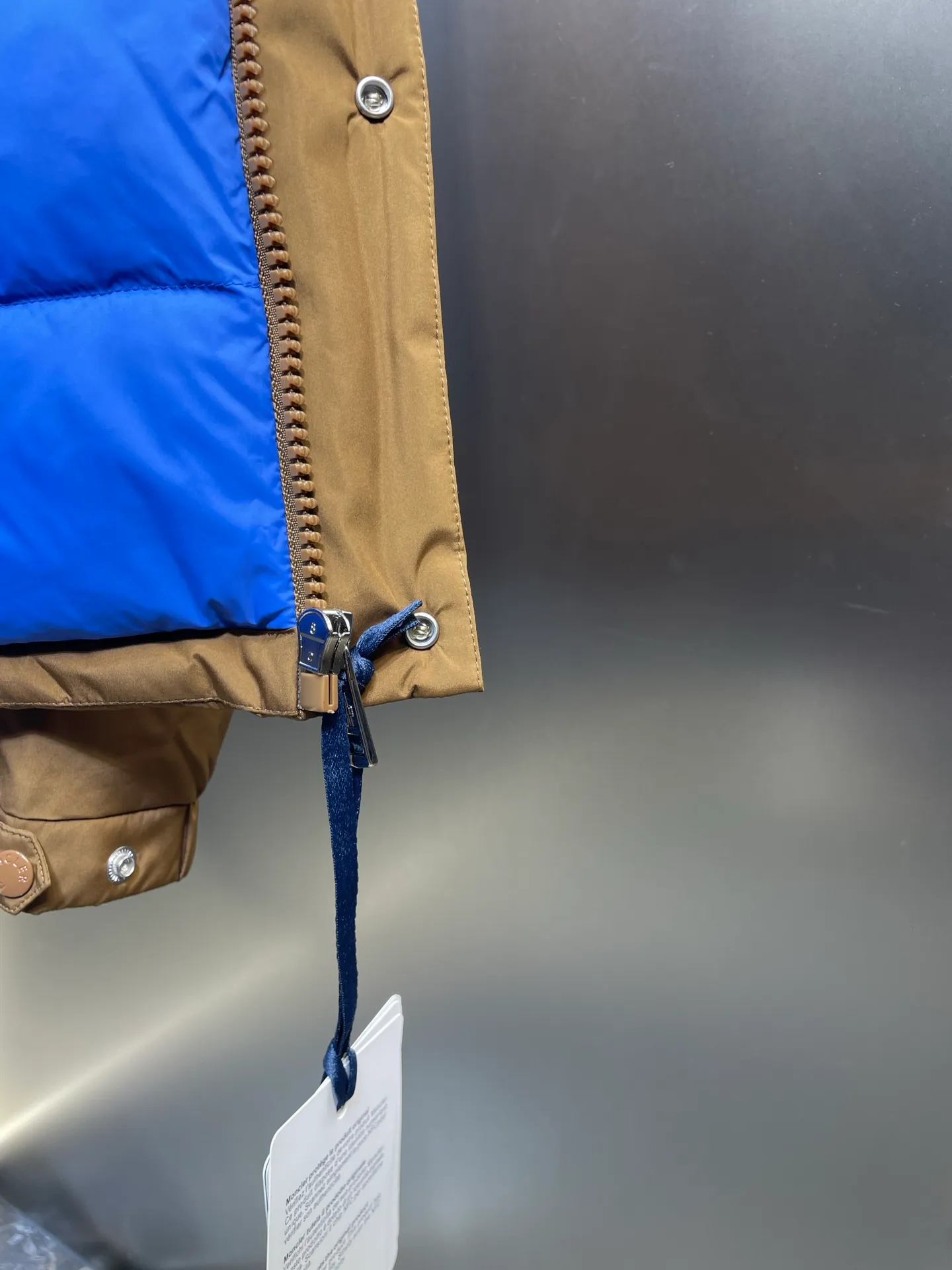 P1000 Moncler🌟Down Jacket The latest fashion designer down jacket for autumn and winter 2025. Every detail shows high-end craftsmanship. The design changes of structural tailoring show the diverse image changes of men. It is slim and neat, and tailored to meet the current popular multi-layered wear. Versatile style for life. G8644 Code number: 12345