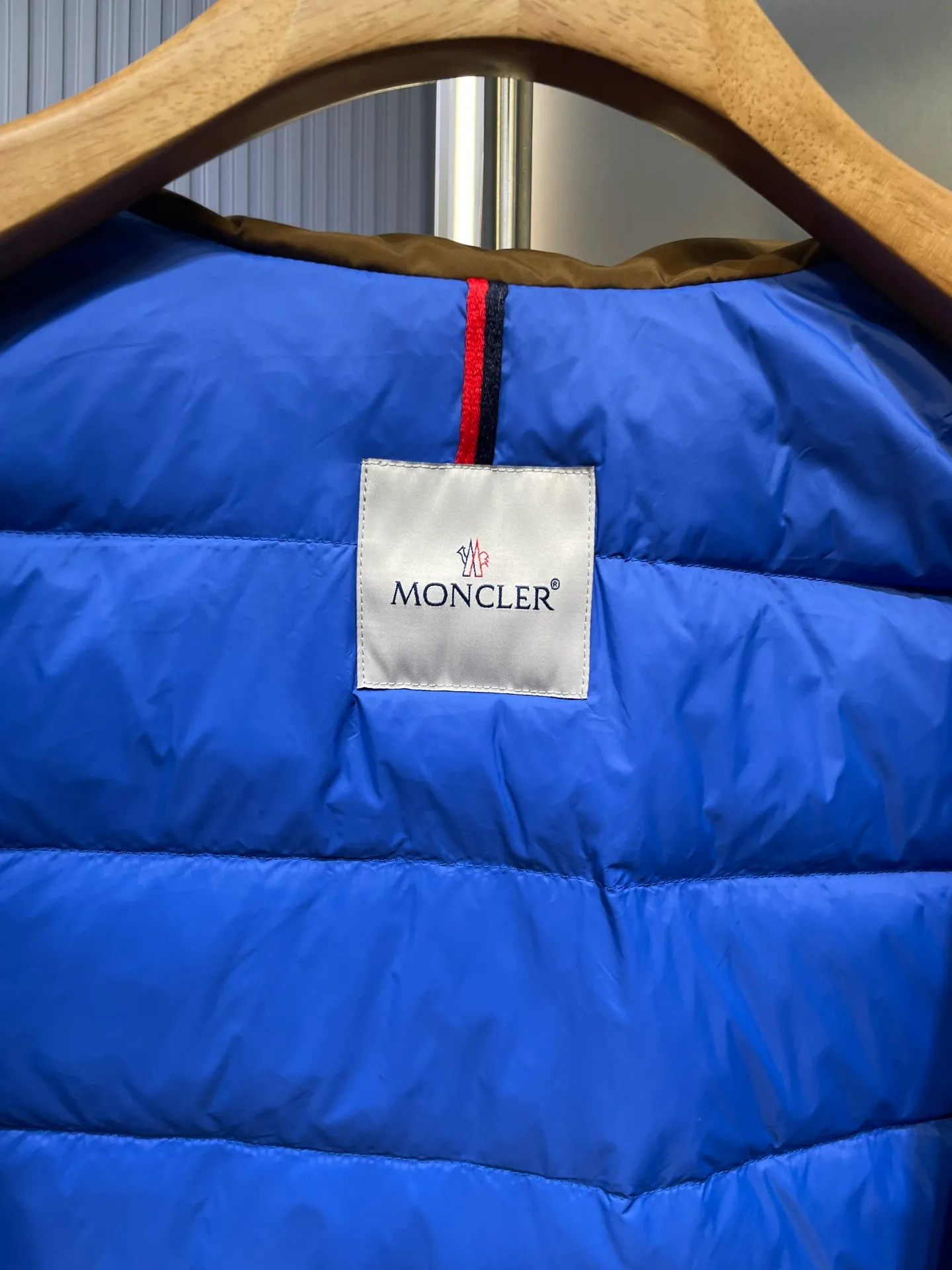 P1000 Moncler🌟Down Jacket The latest fashion designer down jacket for autumn and winter 2025. Every detail shows high-end craftsmanship. The design changes of structural tailoring show the diverse image changes of men. It is slim and neat, and tailored to meet the current popular multi-layered wear. Versatile style for life. G8644 Code number: 12345