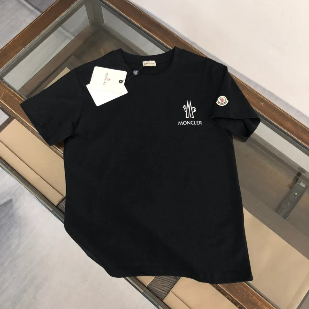P160 Moncler/Mongolian new summer short-sleeved T-shirt. The letters on the chest are printed and embellished with the brand logo on the side sleeves. It is highly recognizable. This T-shirt is the crystallization of Moncler’s pure personality and functionality. It is specially designed for creating a casual look. It is suitable for matching with various clothing. It is made of custom-woven high-density cotton fabric! Black White S-XL (larger version, please please height and weight when ordering)