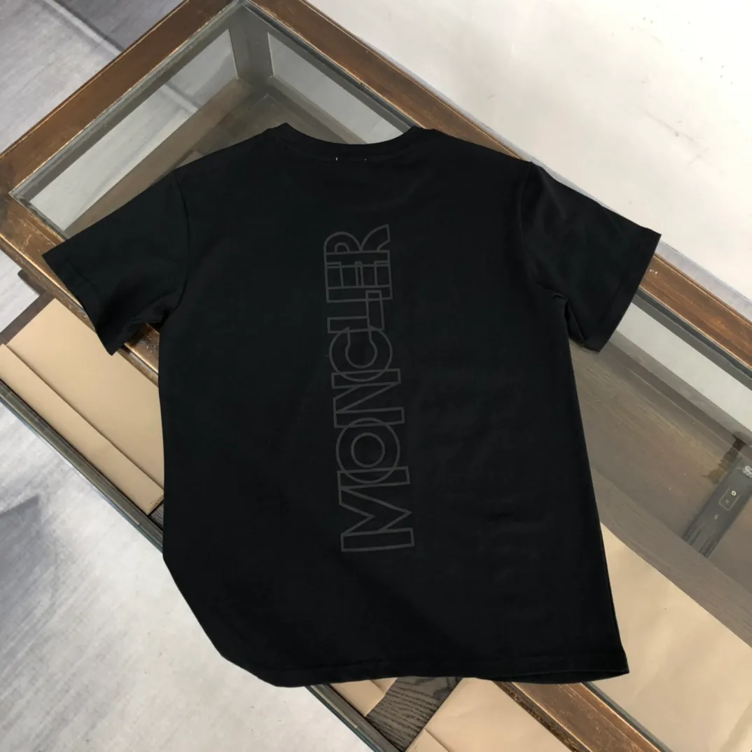 P160 Moncler/Mongolian new summer short-sleeved T-shirt. The letters on the chest are printed and embellished with the brand logo on the side sleeves. It is highly recognizable. This T-shirt is the crystallization of Moncler’s pure personality and functionality. It is specially designed for creating a casual look. It is suitable for matching with various clothing. It is made of custom-woven high-density cotton fabric! Black White S-XL (larger version, please please height and weight when ordering)