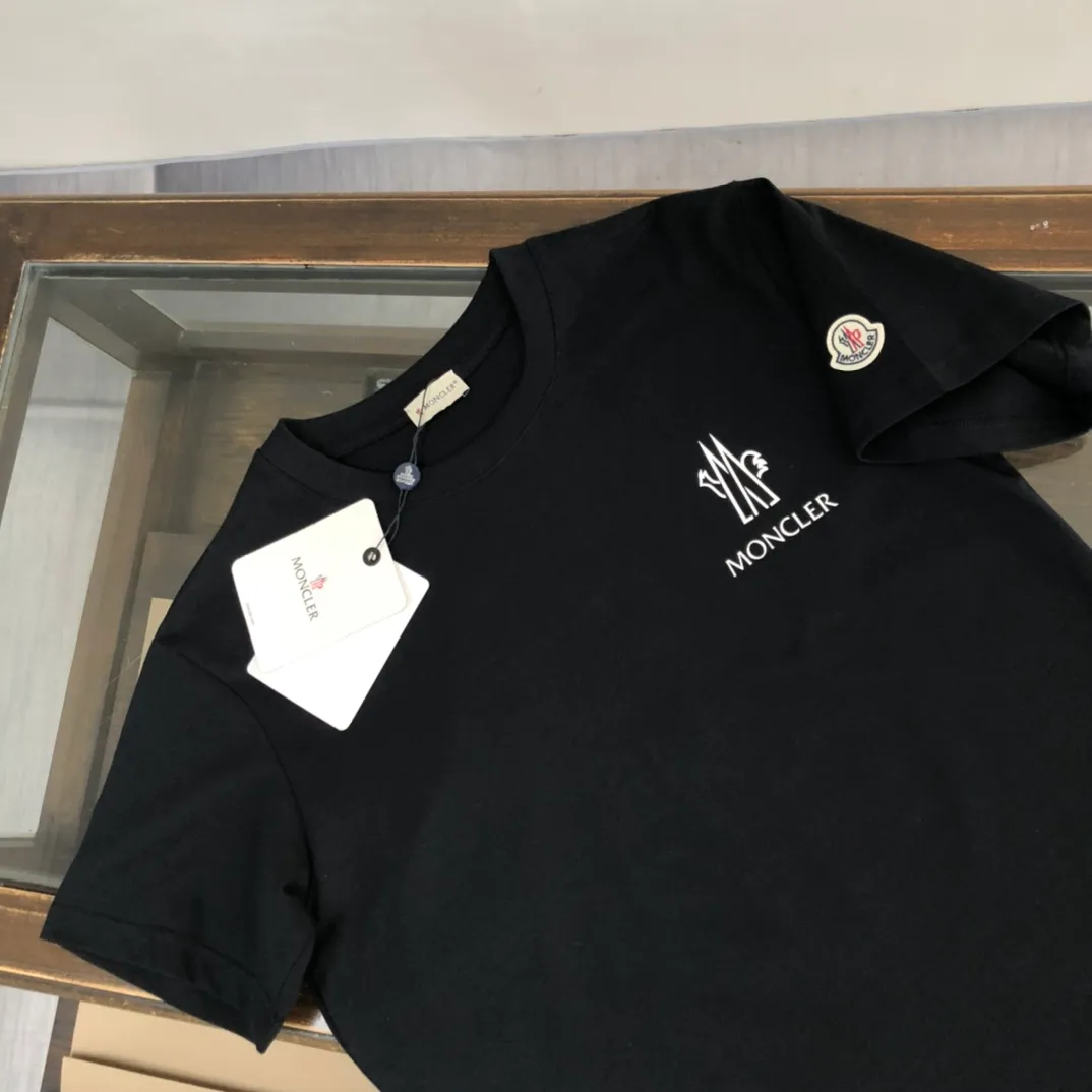 P160 Moncler/Mongolian new summer short-sleeved T-shirt. The letters on the chest are printed and embellished with the brand logo on the side sleeves. It is highly recognizable. This T-shirt is the crystallization of Moncler’s pure personality and functionality. It is specially designed for creating a casual look. It is suitable for matching with various clothing. It is made of custom-woven high-density cotton fabric! Black White S-XL (larger version, please please height and weight when ordering)